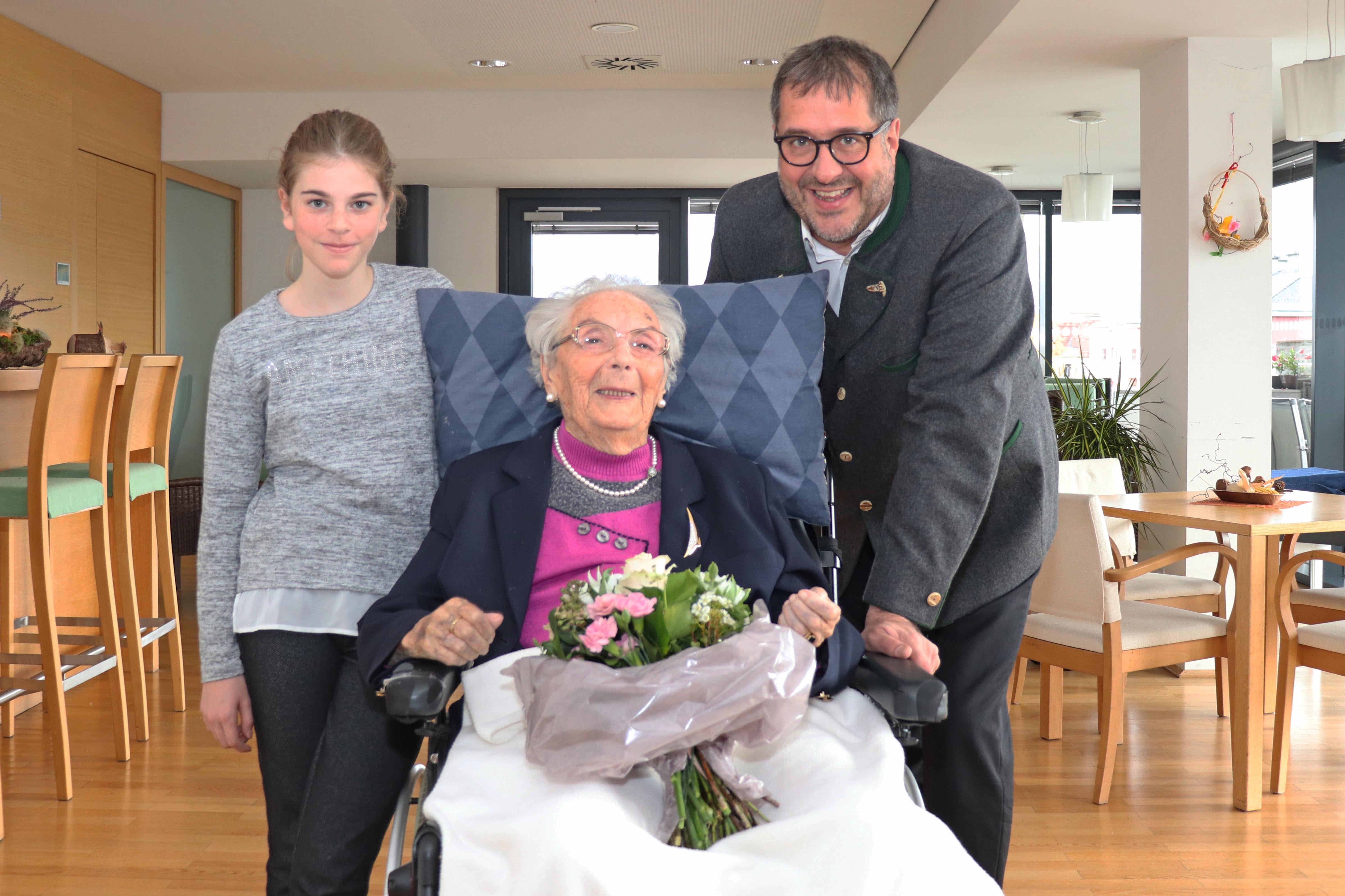 Urenkelin Livia freute sich gemeinsam mit Vizebürgermeister Franz X. Gruber ihrer Uroma Liselotte Hofmann zum 100. Geburtstag zu gratulieren.