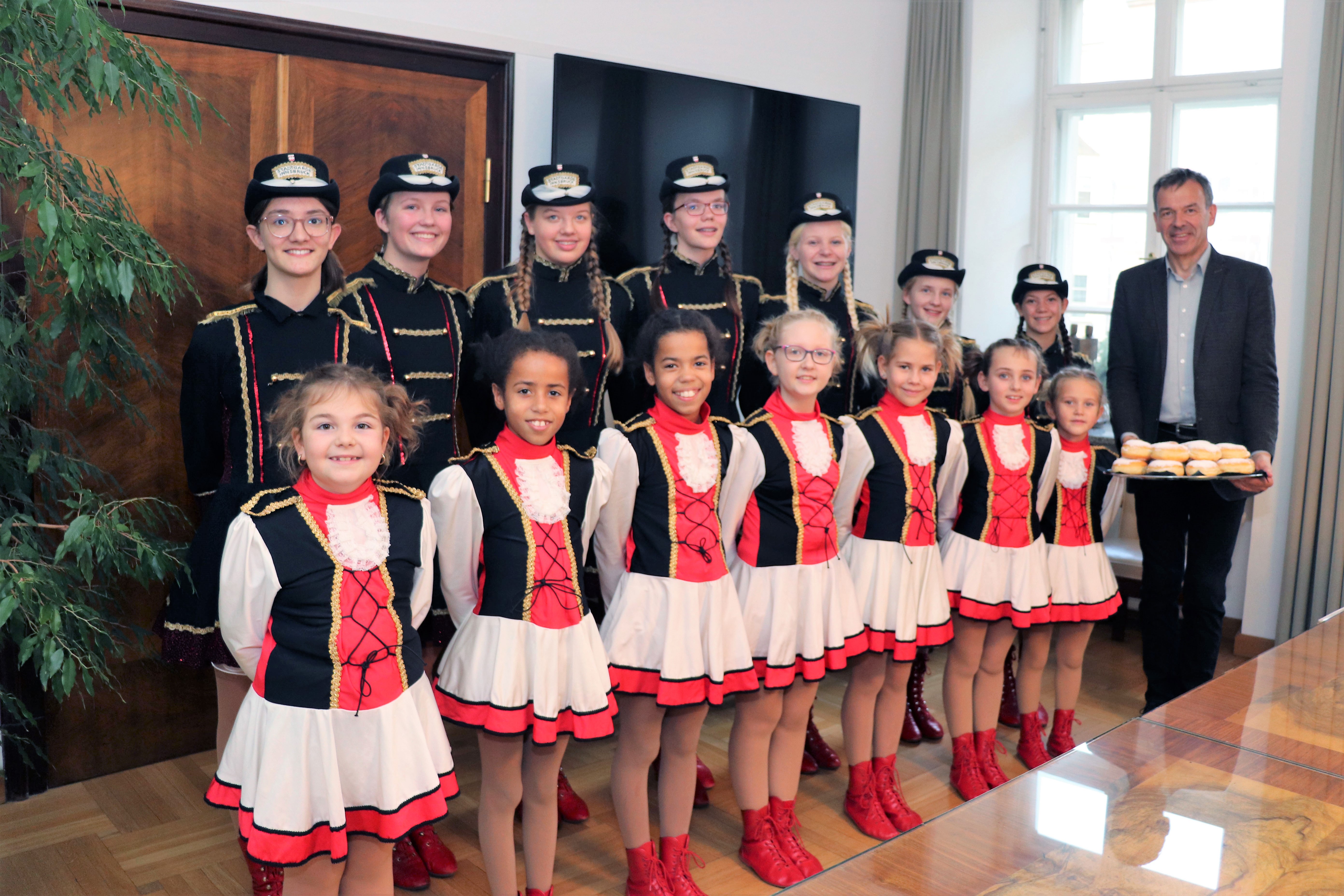 Pünktlich zum Faschingsbeginn – am 11. November 2019 – schauten 14 junge GardetänzerInnen und ihre BetreuerInnen im Innsbrucker Rathaus vorbei. Gemeinsam mit Bürgermeister Georg Willi begrüßten sie die Faschingszeit, wobei die ersten Faschingskrapfen und eine Tanzeinlage in der Maria-Theresien-Straße natürlich nicht fehlen durften. Seit über 25 Jahren steht die „Stadtgarde Schautanzgruppe Innsbruck“ für Freude an der Bewegung und Spaß an Tanz und Musik. Der gemeinnützige Verein bringt Kindern und Jugendlichen in drei Altersgruppen traditionelle Gardetänze bei. (AA)
