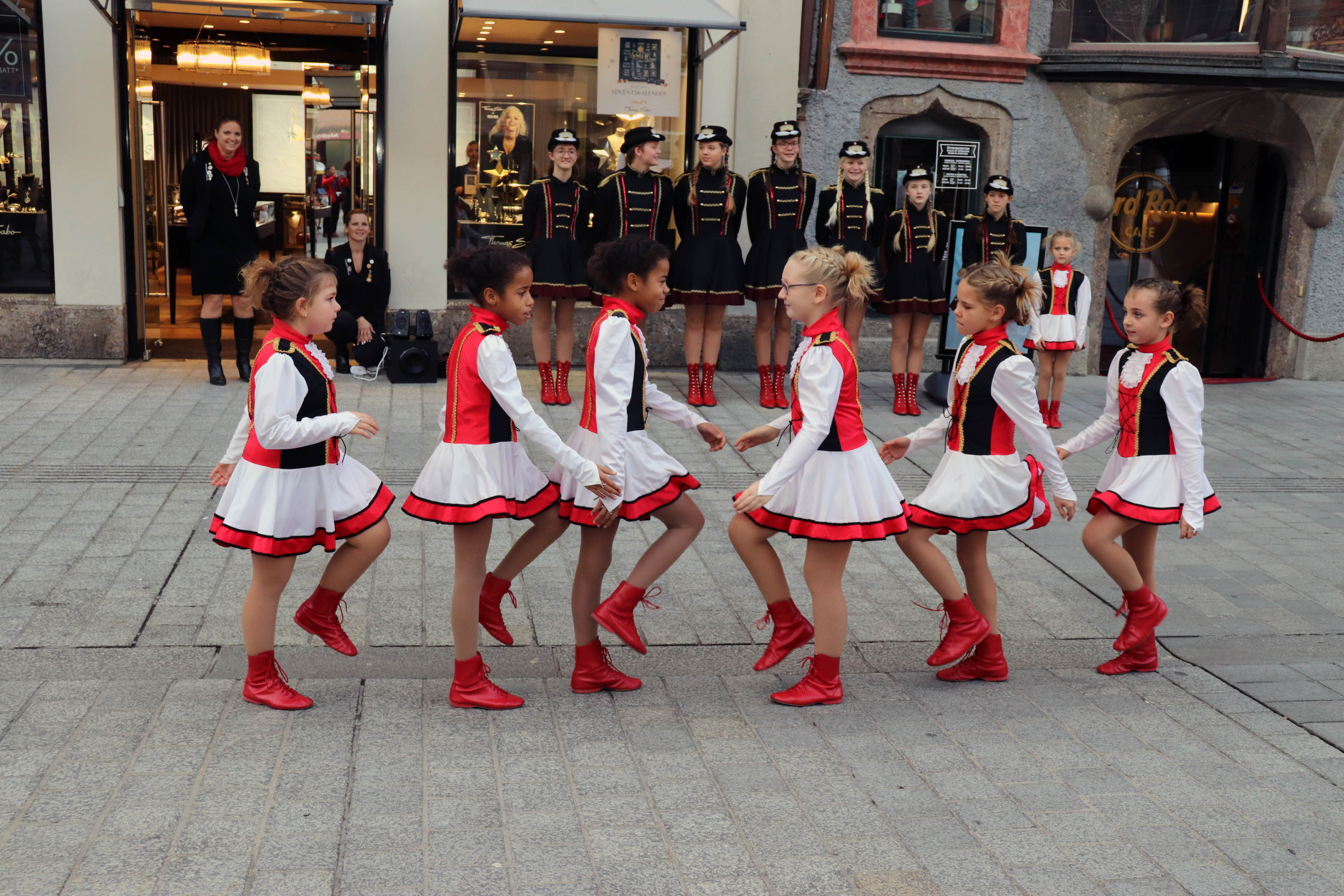 Pünktlich zum Faschingsbeginn – am 11. November 2019 – schauten 14 junge GardetänzerInnen und ihre BetreuerInnen im Innsbrucker Rathaus vorbei. Gemeinsam mit Bürgermeister Georg Willi begrüßten sie die Faschingszeit, wobei die ersten Faschingskrapfen und eine Tanzeinlage in der Maria-Theresien-Straße natürlich nicht fehlen durften. Seit über 25 Jahren steht die „Stadtgarde Schautanzgruppe Innsbruck“ für Freude an der Bewegung und Spaß an Tanz und Musik. Der gemeinnützige Verein bringt Kindern und Jugendlichen in drei Altersgruppen traditionelle Gardetänze bei. (AA)