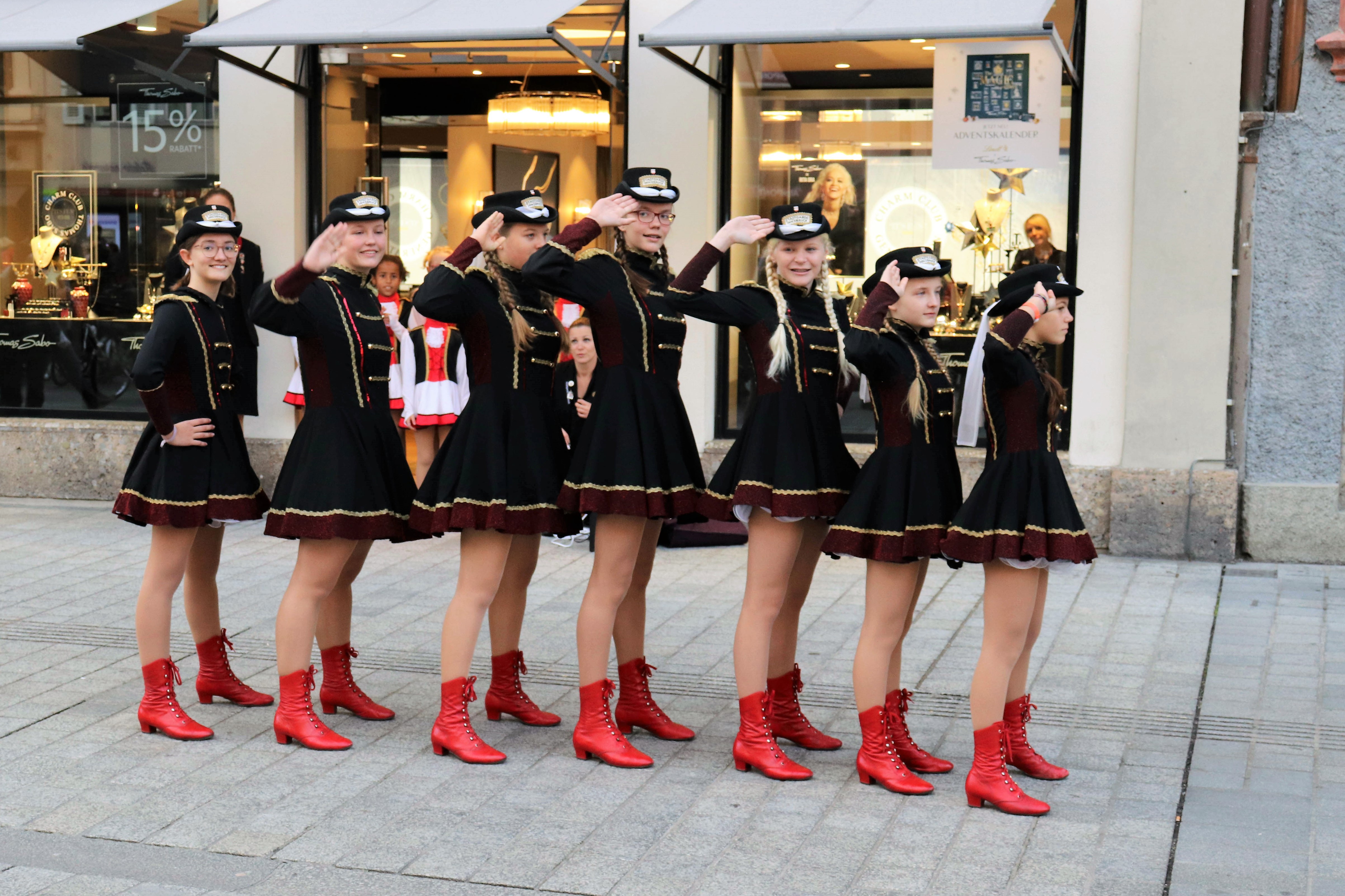 Pünktlich zum Faschingsbeginn – am 11. November 2019 – schauten 14 junge GardetänzerInnen und ihre BetreuerInnen im Innsbrucker Rathaus vorbei. Gemeinsam mit Bürgermeister Georg Willi begrüßten sie die Faschingszeit, wobei die ersten Faschingskrapfen und eine Tanzeinlage in der Maria-Theresien-Straße natürlich nicht fehlen durften. Seit über 25 Jahren steht die „Stadtgarde Schautanzgruppe Innsbruck“ für Freude an der Bewegung und Spaß an Tanz und Musik. Der gemeinnützige Verein bringt Kindern und Jugendlichen in drei Altersgruppen traditionelle Gardetänze bei. (AA)