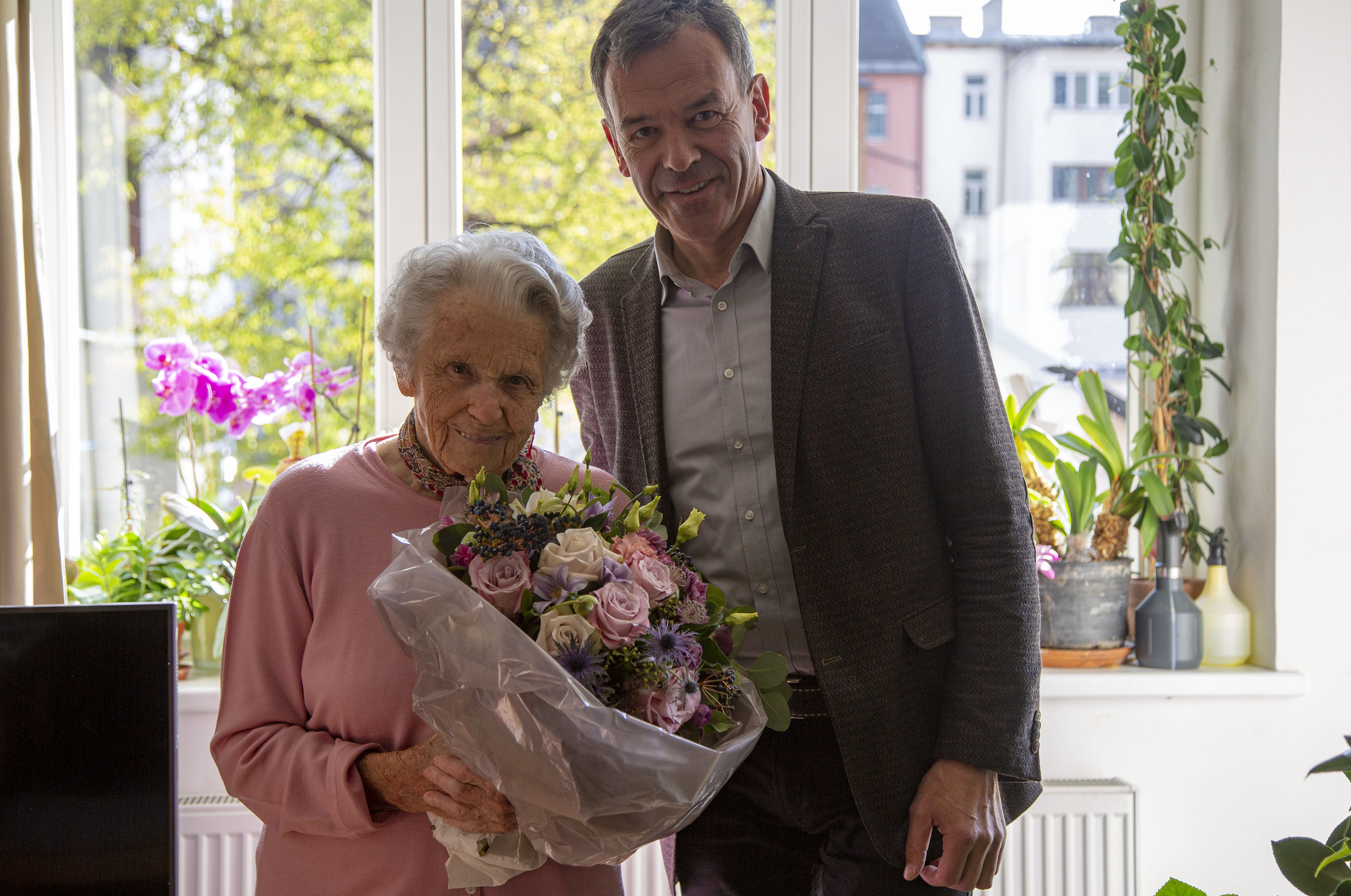 Die begeisterte Gärtnerin, Elsa Roilo, freute sich sehr über den Blumenstrauß, den ihr Bürgermeister Georg Willi anlässlich ihres 104. Geburtstages überreichte.