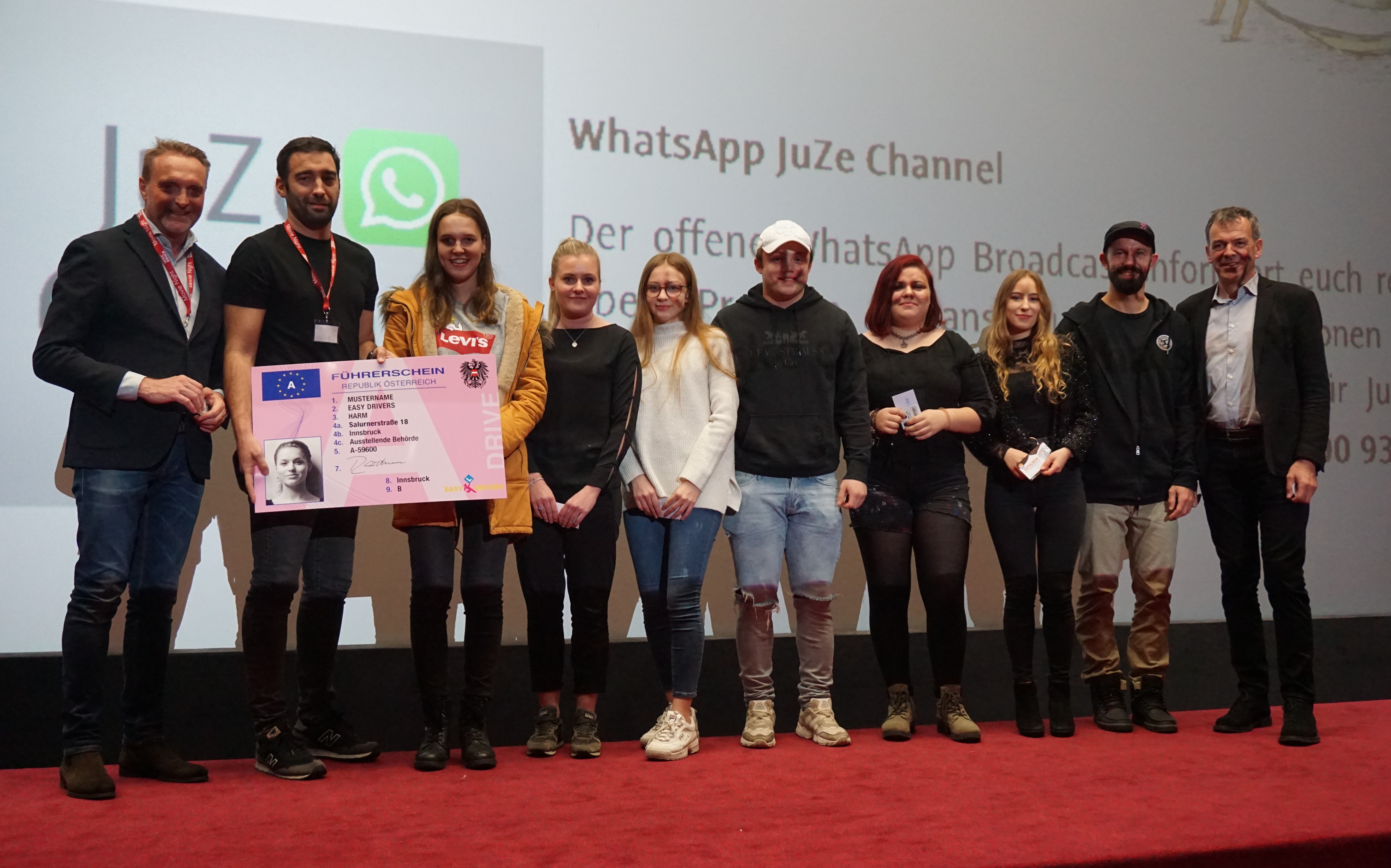 Glückliche GewinnerInnen: Bürgermeister Georg Willi (re.) überreichte den Jugendlichen Freizeittickets der Innsbrucker Nordkettenbahnen und einen Führerschein der Fahrschule Harm als Hauptpreis.