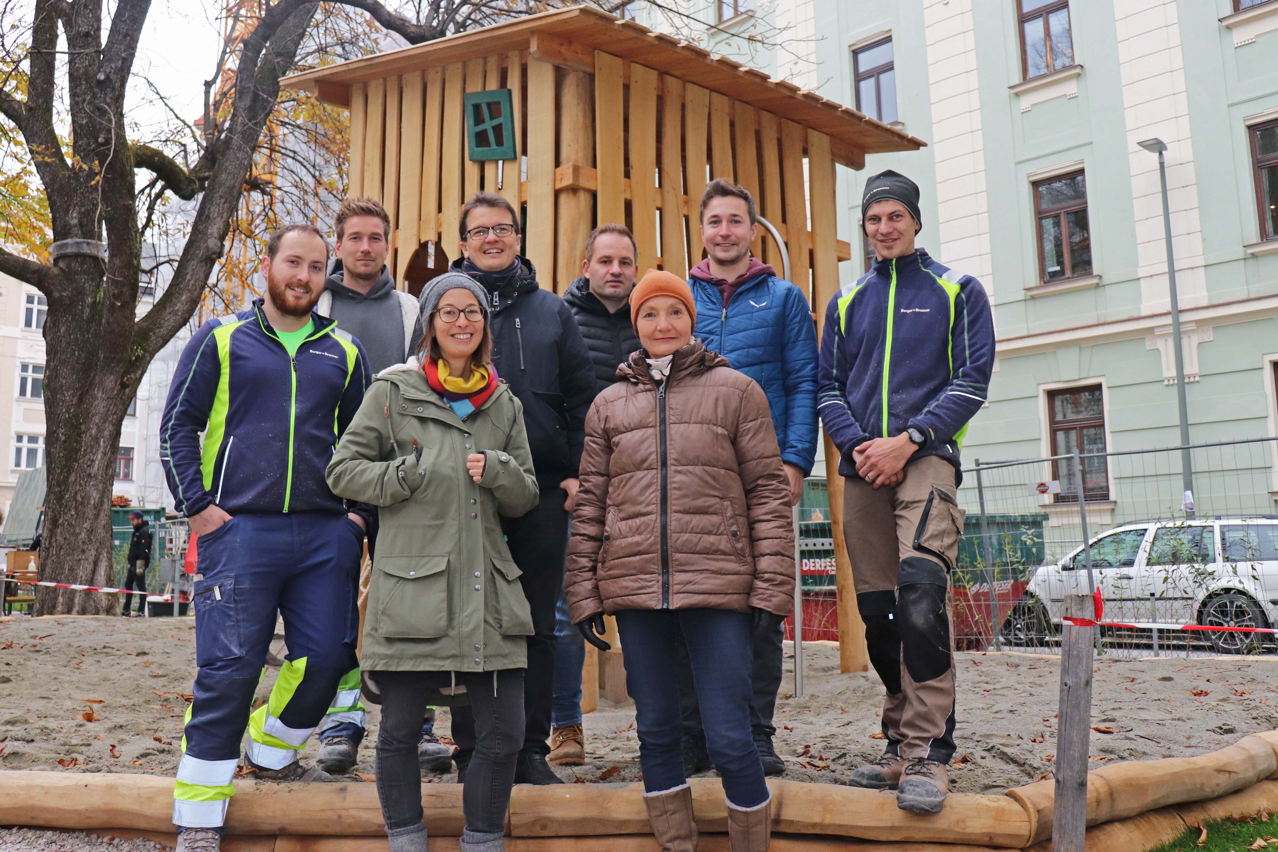 Stadträtin Uschi Schwarzl (vorne r.) eröffnete gemeinsam mit Markus Pinter (Grünanlagen – Planung und Bau; 4. v. l.) und seinem Team sowie Thomas Lexer (Berger & Brunner; 3. v. r.) mit Team den neugestalteten Spielplatz.