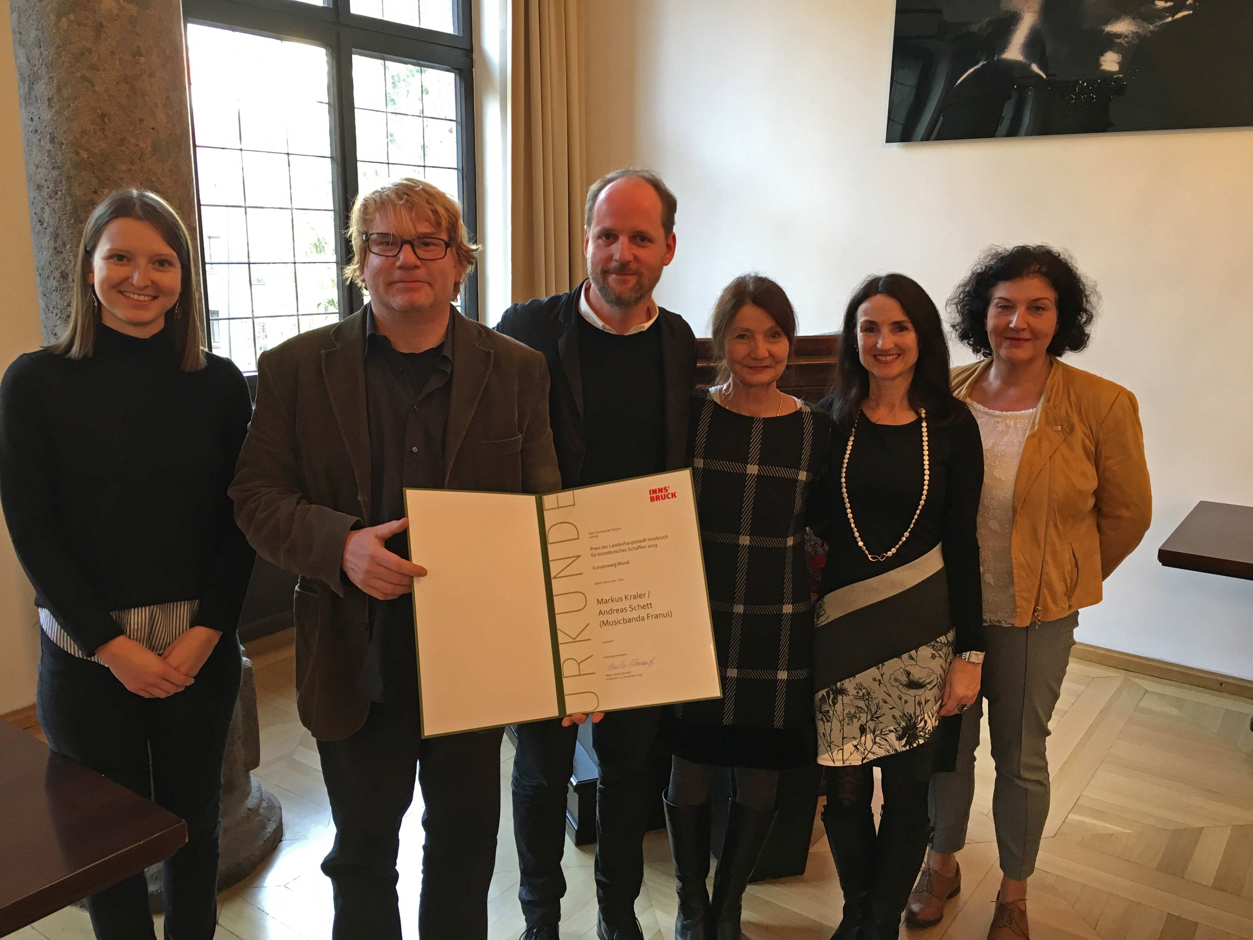 Große Ehre für die „Musicbanda Franui“: Die ressortzuständige Vizebürgermeisterin Uschi Schwarzl (3. v. r.) sowie GRin Irene Heisz (r.), GRin Theresa Ringler (l.) und Cornelia Spuller (Kulturamt; 2. v. r.) gratulierten den Leitern des Musikensembles Markus Kraler (2. v. l.) und Andreas Schett (Mitte).