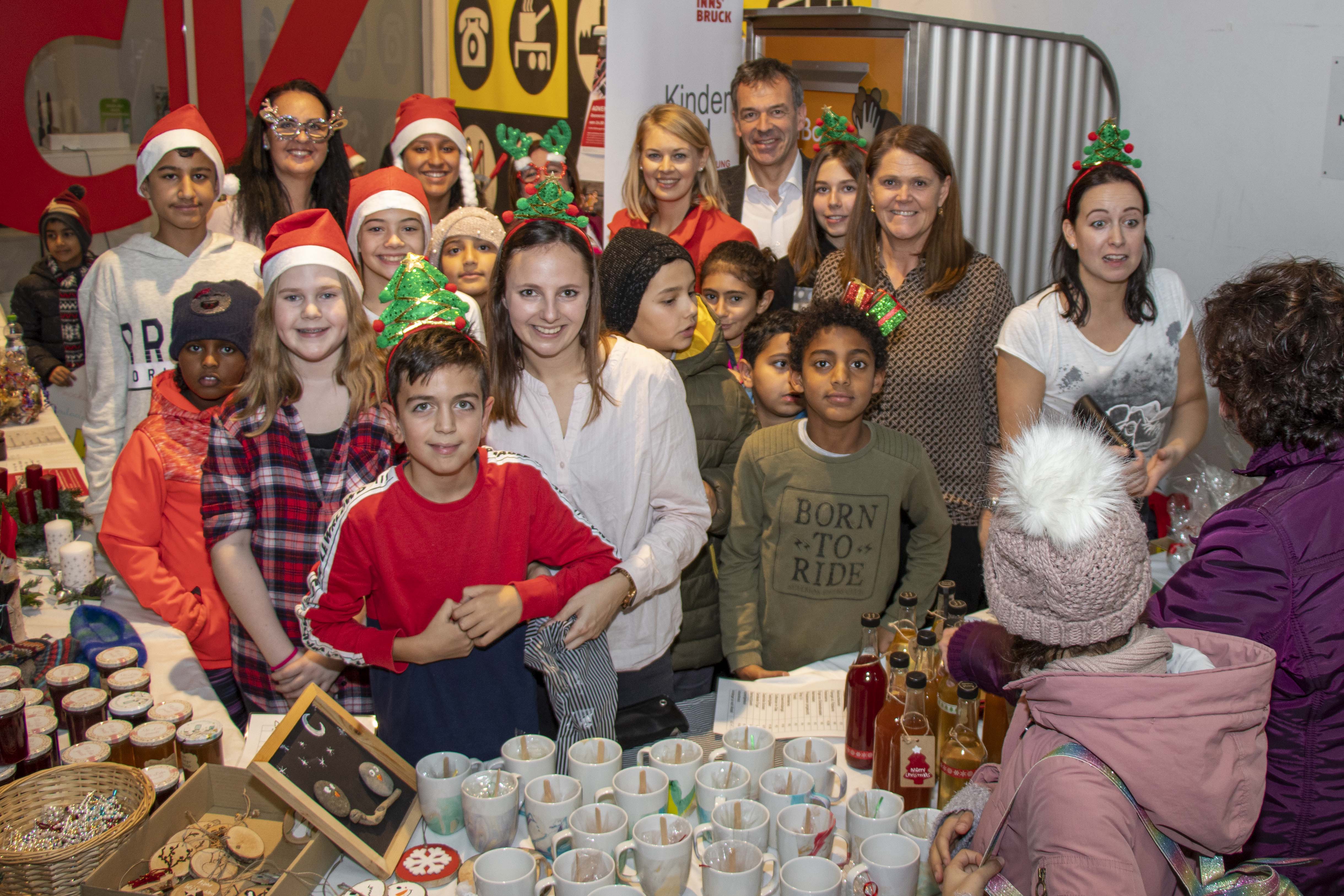 Die Kinder der städtischen Schülerhorte Domanigweg und Kinder am Tivoli haben unlängst einen Advent-Keksbasar in den RathausGalerien veranstaltet. Mit viel Engagement haben sie Kekse gebacken und weihnachtliche Dekoration gestaltet. Mit viel guter Laune waren die Kinder mit ihren BetreuerInnen am Vorplatz des Bürgerservice am Werk. Bürgermeister Georg Willi und Stadträtin Elisabeth Mayr genossen das bunte Treiben rund um die Verkaufstische und ließen sich die Gelegenheit auch nicht entgehen, einige Sachen für den guten Zweck zu erwerben. Der gesamte Erlös des Basars kommt dem Verein „Arche Herzensbrücke“ zu Gute, welcher sich für schwerkranke Kinder einsetzt.
Um auf den Advent-Keksbasar aufmerksam zu machen, haben die Kinder vom Schülerhort Domanigweg Plakate entworfen, mit denen sie in der Maria-Theresien-Straße Interessierte anlockten.