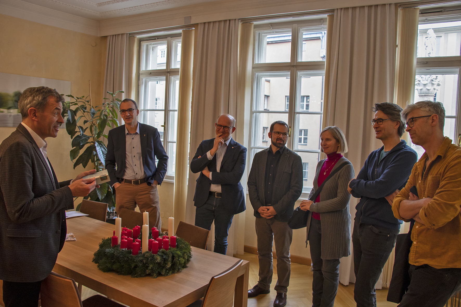 Die diakonischer Organisationen in Tirol überreichten als Dankeschön Bürgermeister Georg Willi einen „Wichern-Adventkranz“. Dabei nützten die Vertreter der Sozialorganisationen die Gelegenheit, ihre Arbeit in kurzen Worten vorzustellen und ihre Anliegen an die Stadt Innsbruck zum Ausdruck zu bringen. Die Diakonie möchte mit dieser kleinen vorweihnachtlichen Geste für die tatkräftige Unterstützung ihrer Arbeit danken. Der Adventkranz ist eng mit den Wurzeln der Diakonie verbunden. Um Kindern aus ärmsten Verhältnissen die Zeit bis Weihnachten zu verkürzen, entzündete der Gründer der Diakonie Johann Hinrich Wichern im "Rauhen Haus" der Diakonie 1839 in Hamburg jeden Tag eine Kerze an einem Wagenrad, das er mit 19 kleinen roten und vier großen Kerzen geschmückt hatte. Aus dieser Idee entstand der uns heute bekannte Adventkranz. (v.l.) Michael Kerber (Diakonie Flüchtlingsdienst, Leitung und Rechtsberatung), Werner Geißelbrecht (Pfarrer Christuskirche Saggen), Stephan Mader (Diakoniewerk Soziale Dienstleistung GmbH, Bereichsleitung Tirol), Bürgermeister Georg Willi, Olivier Dantine (Superintendent der evangelischen Kirche für die Diözese Salzburg-Tirol), Renate Gabriel (Diakonischer Verein Tirol, StudentInnen-Wohnheim Saggen) und Franz Bittersam (Geschäftsführer Johanniter Tirol).