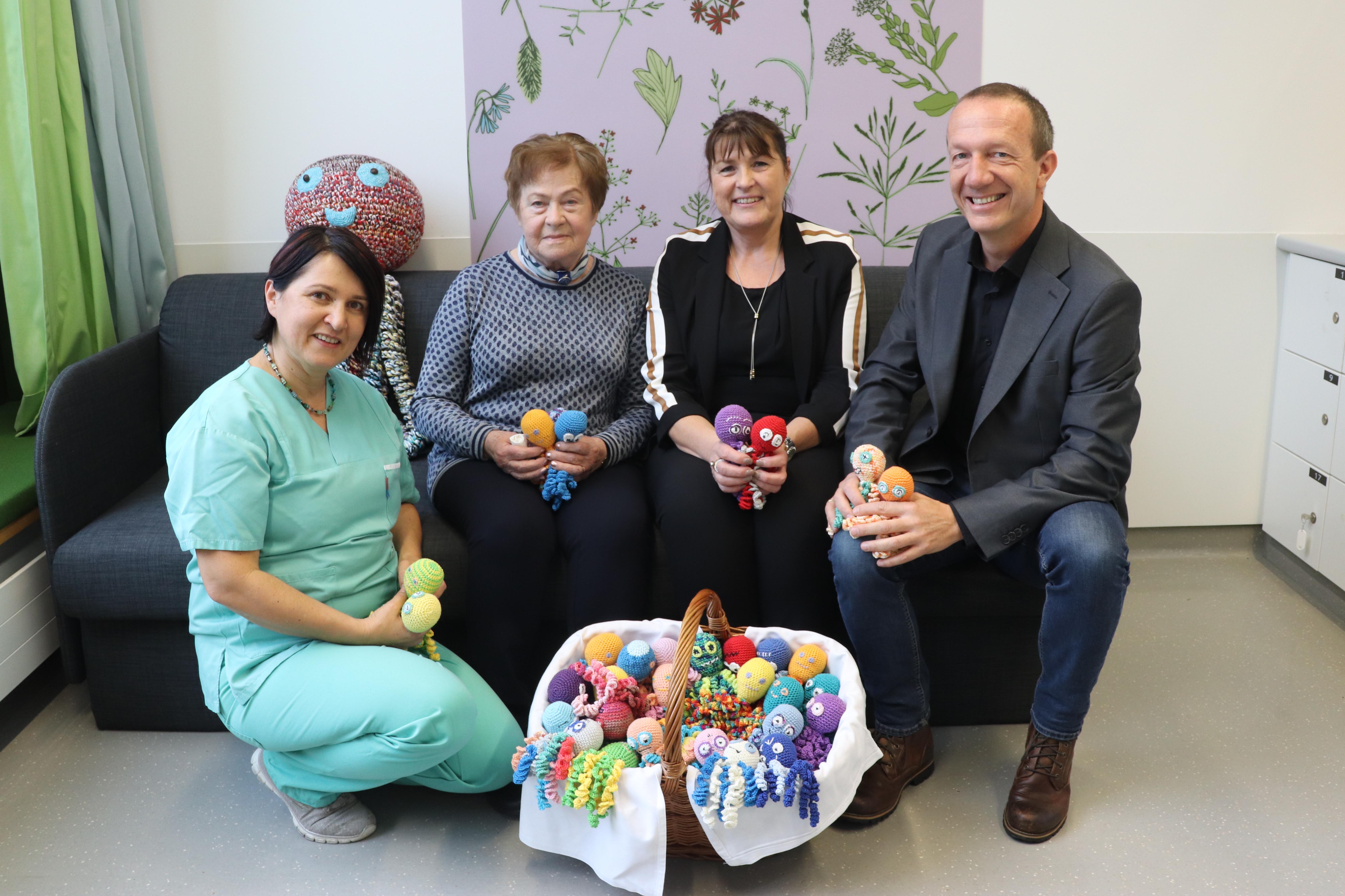 Gemeinsam mit Bereichsleiterin der ISD Christine Kurz (3. v. l.) und Stefan Hetzenauer vom Wohnheim O3 (r.) überreichte Hildegard Schranz (2. v. l.) mehr als 80 Kraken an Stationsleiterin Heidi Köll (l.).