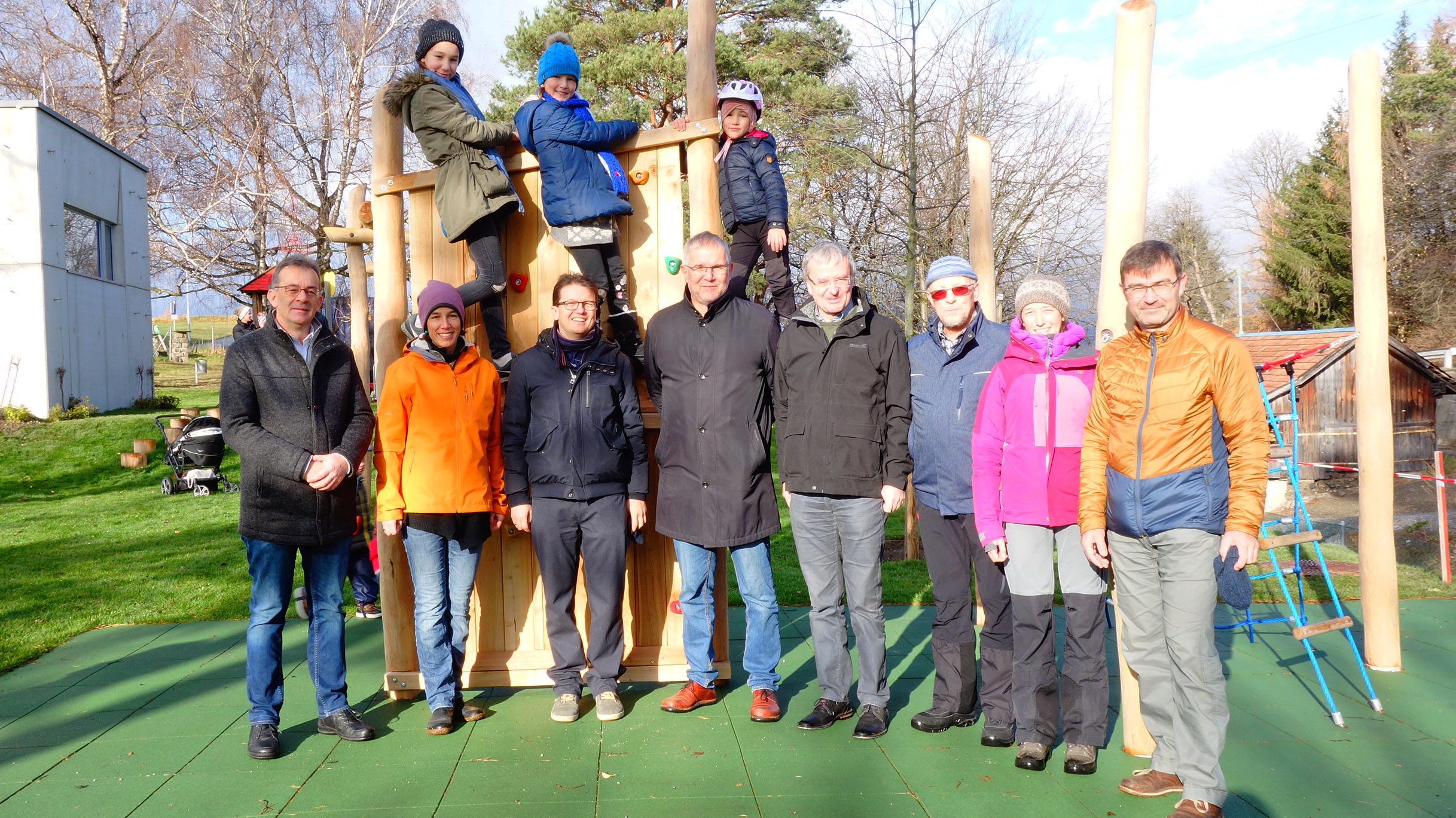 Zufrieden zeigten sich Markus Pinter (Grünanlagen – Planung und Bau; 3. v. l.), Rita Engbert (2. v. l.) mit dem Viller Ortsausschuss sowie Projektleiter Thomas Alt (IKB; l.) über die erfolgreiche Zusammenarbeit.