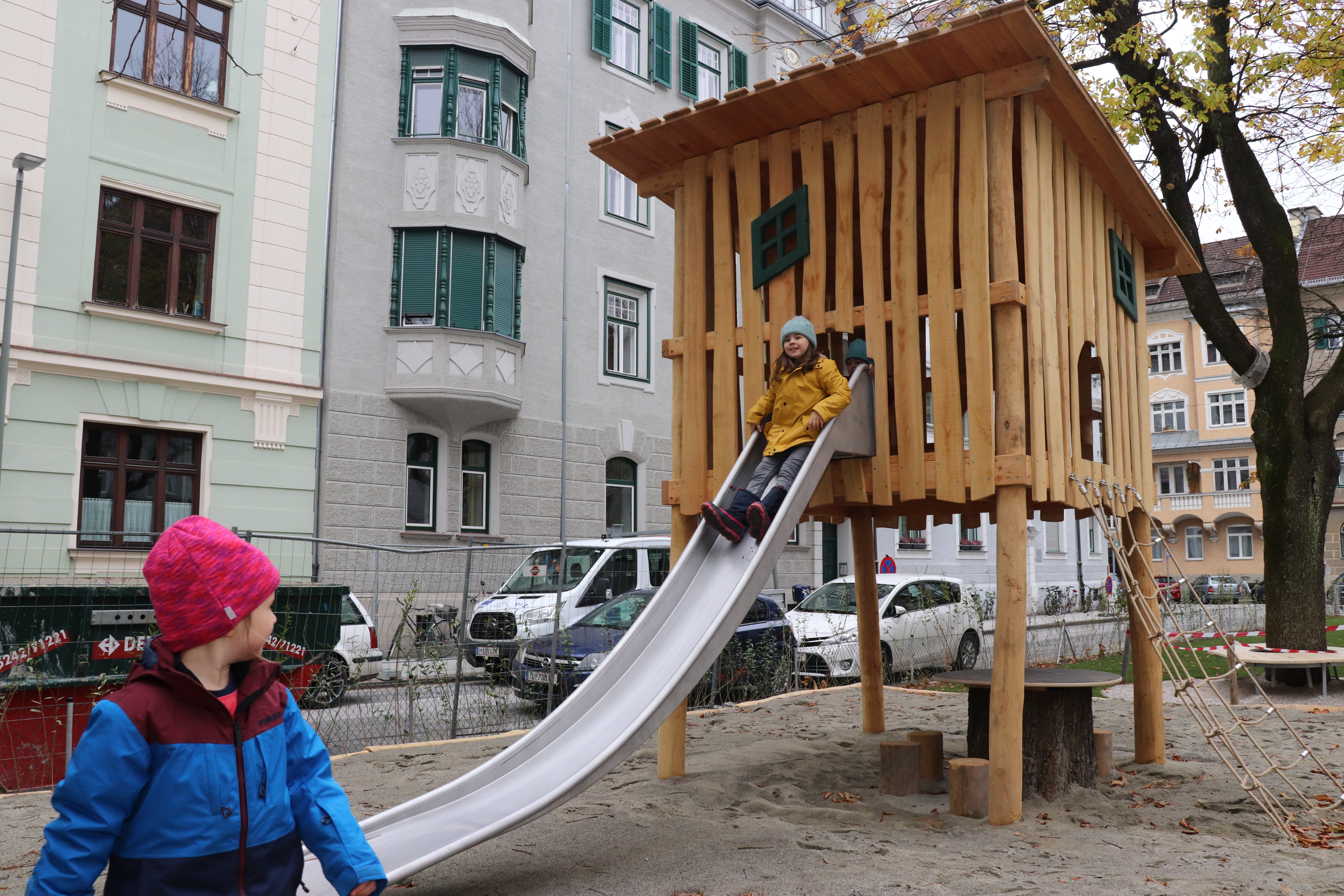 Bereits bei der Eröffnung des neuen Schillerparks im November stellte sich das Baumhaus als Attraktion für Kinder heraus.