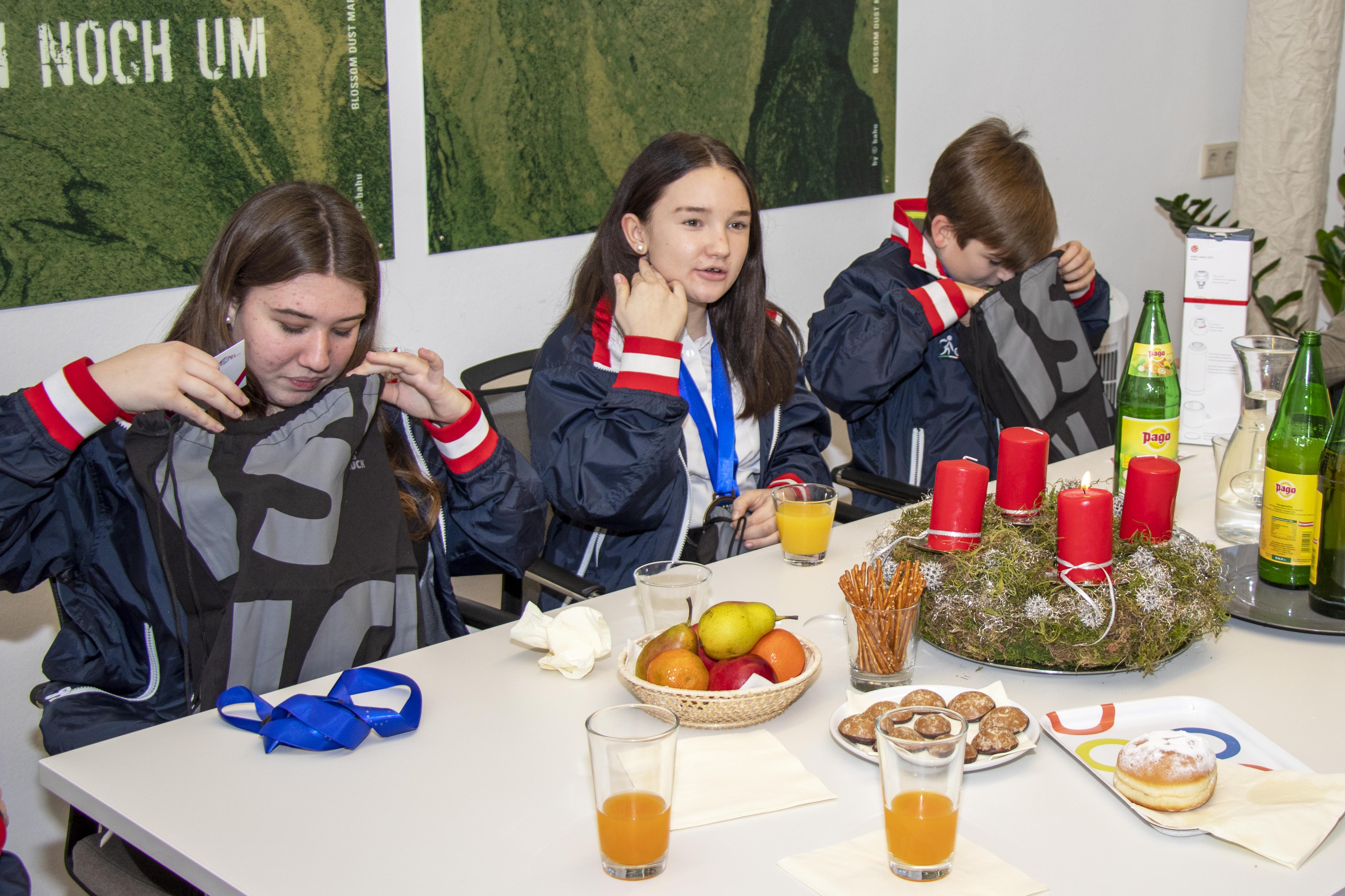Innsbrucker Nachwuchstalente vom ESK Tivoli konnten bei der Boccia-Junioren-Europameisterschaft im deutschen Gersthofen vier Medaillen erobern. Grund genug die doppelten Bronzemedaillen-GewinnerInnen ins Rathaus einzuladen. Die für Sport verantwortliche Stadträtin Elisabeth Mayr (r.) gratulierte der Trainerin Beate Reinalter und den SportlerInnen Evi Werth, Sonja Gleißner und Simon Gadner (v.l.) zum Medaillenregen. In gemütlicher Atmosphäre, bei Fruchtsaft, Keksen und Faschingskrapfen, erzählten die Jugendlichen von ihrer erfolgreichen Europameisterschaft, von den vielen Freunden, die sie kennen gelernt haben und von ihrem Maskottchen „Schischkröte“, welches zusammen mit den mitgereisten Familien und vielen anderen Fans wesentlich zum Erfolg beigetragen hat.
Für ihre sportlichen Leistungen überreichte Stadträtin Mayr den erfolgreichen Medaillen-GewinnerInnen auch ein kleines Geschenk.