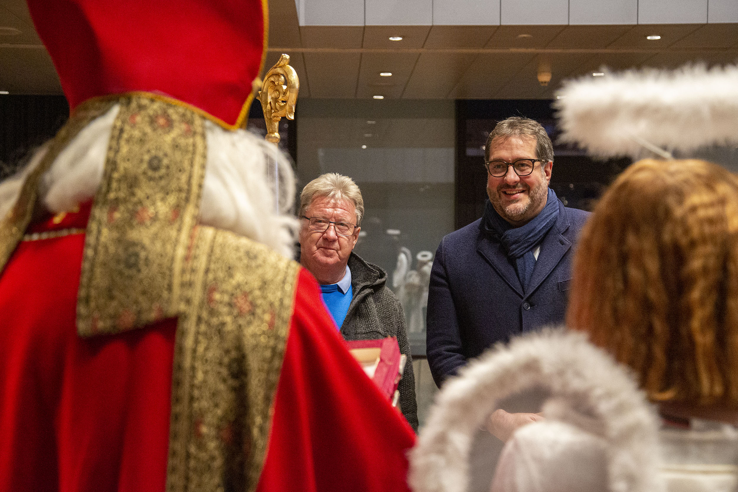 Traditionell besuchte der Amraser Nikolaus mit seinem Gefolge das Innsbrucker Rathaus, wo er von Vizebürgermeister Franz X. Gruber und Gemeinderat Franz Hitzl im Plenarsaal empfangen wurde. Aus seinem Buch las der Heilige Mann allerhand - zum Schmunzeln und zum Nachdenken - und bat darum, dem Gemeinderat bei der Sitzung am 12. Dezember die besten Grüße auszurichten.