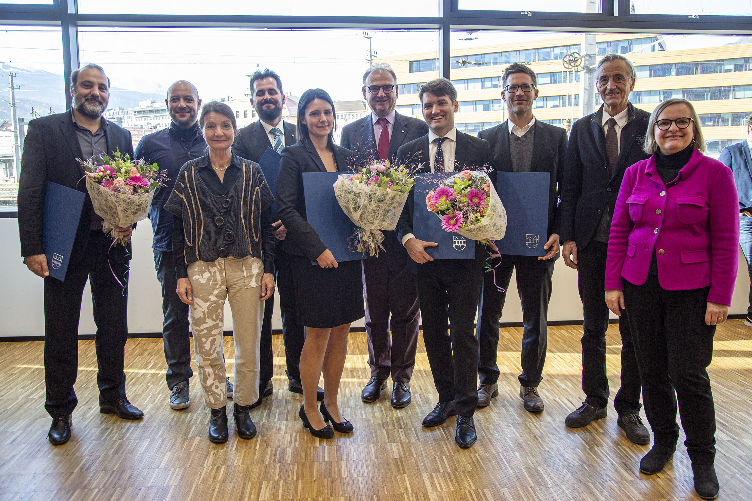 Ein Preis für die Wissenschaft: Vizebürgermeisterin Uschi Schwarzl (3.v.l.) gratulierte den sechs PreisträgerInnen der Leopold-Franzens-Universität Innsbruck und der Medizinischen Universität Innsbruck zu ihren Forschungsarbeiten.