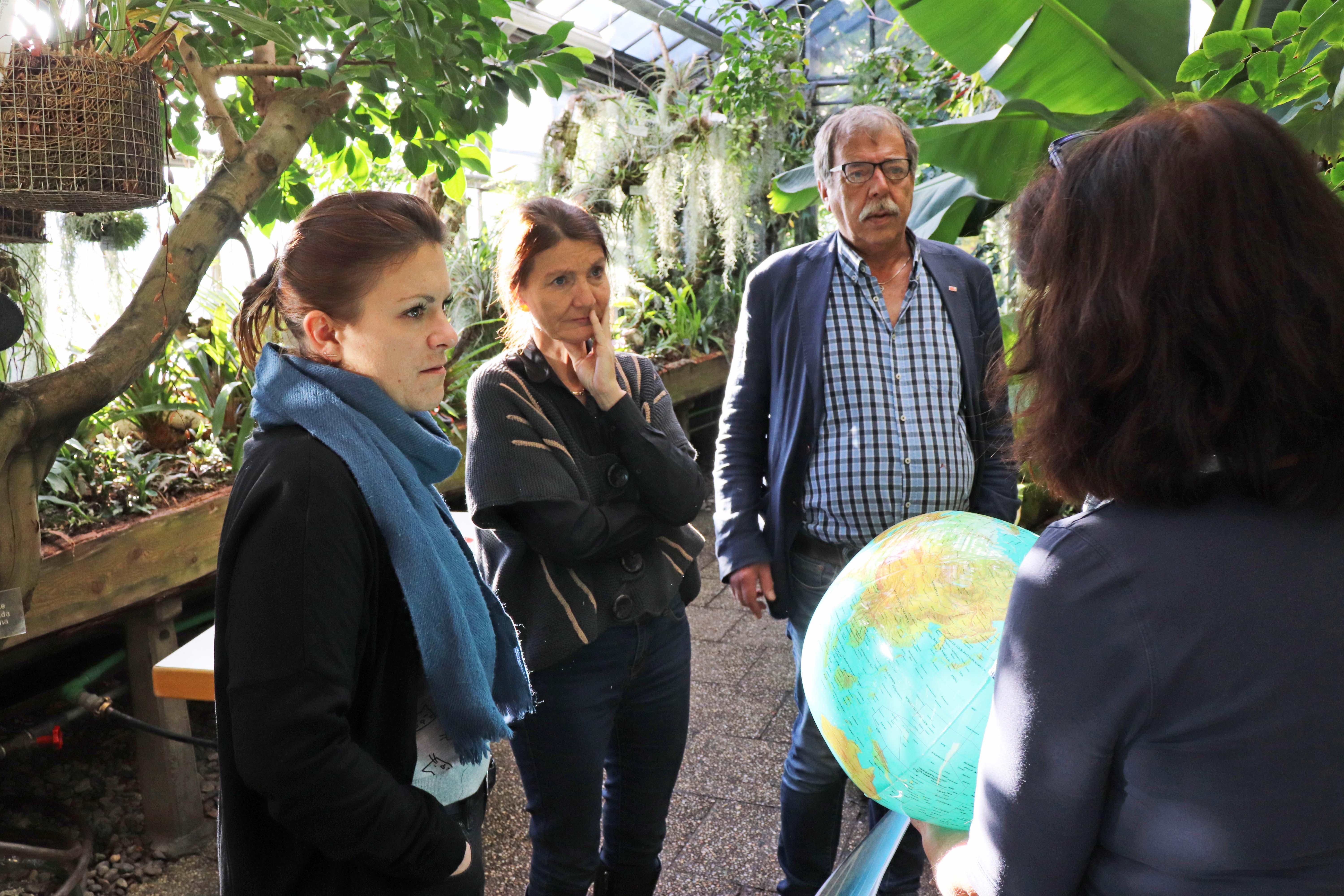 Unter dem Namen „Feuer und Flamme für den Regenwald - brandaktuell" veranstaltet das Institut für Botanik Workshops für Innsbrucker Schulklassen, in denen der Zusammenhang von Regenwald, Klima und Tirol im Fokus steht. Vizebürgermeisterin Uschi Schwarzl hat sich gemeinsam mit interessierten GemeinderätInnen sowie MitarbeiterInnen vom Referat für Verkehrs- und Umweltmanagement informiert und mit Workshop-Leiterin Sabine Sladky Meraner eine Tour durch den Botanischen Garten gemacht.
Der von der Stadt Innsbruck geförderte Workshop für Innsbrucker Schulklassen behandelt Fragen wie „Was kann ich hier in Tirol lokal zum Schutz des Regenwaldes und in Folge für unser Klima beitragen" und ist für alle Altersstufen geeignet.