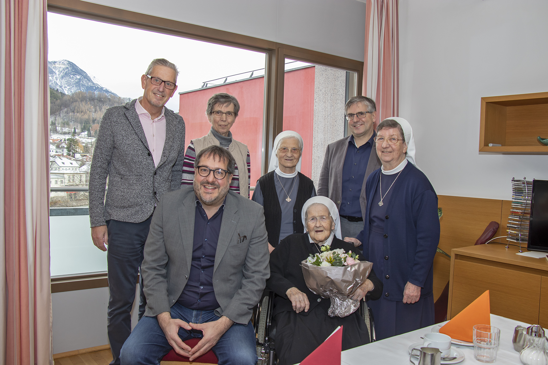 Vizebürgermeister Franz X. Gruber gratulierte Sr. Cäcilia im Beisein des (v. l. n. r.) Heim-Geschäftsführers Hermann Pertl, Generaloberin Sr. Pauline, Sr. Jolanda, Pflegedienstleiter Manfred Neurauter und Konventoberin Sr. Pia Regina zum 100. Geburtstag.