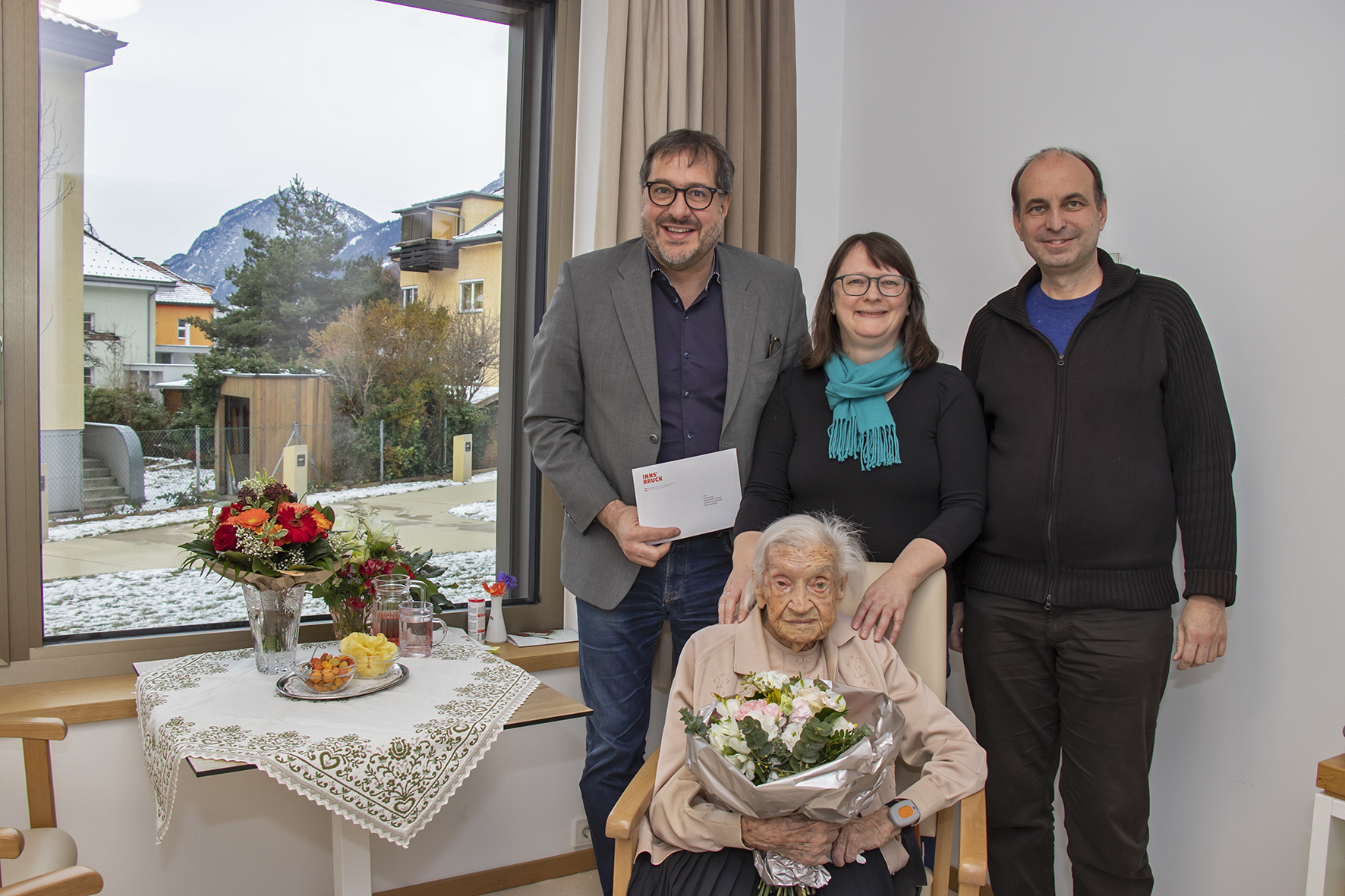 Freuten sich über den Besuch des Vizebürgermeisters anlässlich ihres 103. Geburtstags: Jubilarin Priska Lang und ihr Enkelsohn Markus Lang mit seiner Gattin Doris.