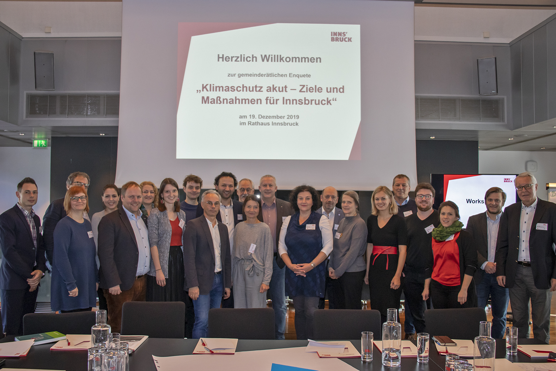 Die teilnehmenden GemeinderätInnen der Stadt Innsbruck mit den Vortragenden Helga Kromp-Kolb (7. v. r), Johann Stötter (8. v. r.) sowie Christof Drexel (9. v. l.) bei der Enquete zum Thema Klimaschutz akut.