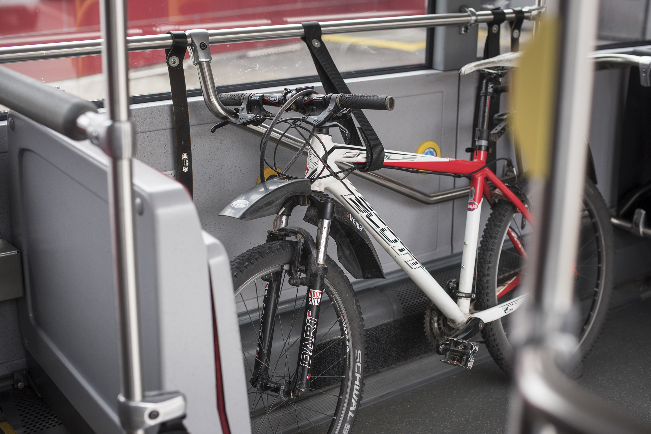 Die IVB transportiert Fahrräder weiterhin kostenlos. Eine Mitnahme im Innenraum ist zu Stoßzeiten allerdings nicht möglich, denn Rollstühle und Kinderwägen haben stets Vorrang.