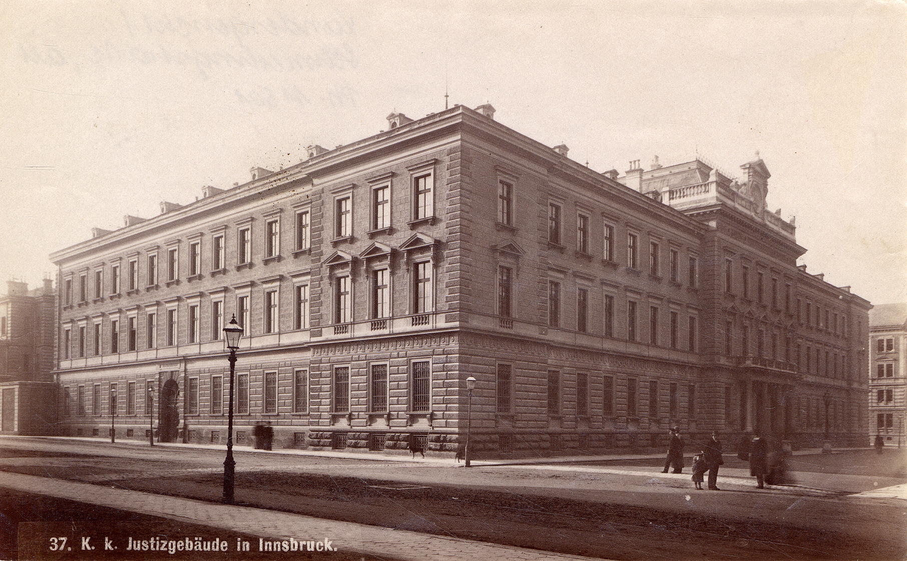 Das Jusitzgebäude in der Schmerlingstraße: Das direkt angeschlossene Gefangenenhaus – im Volksmund scherzhaft „Schmerlinger Alm“ genannt – ist links im Bild zu erkennen