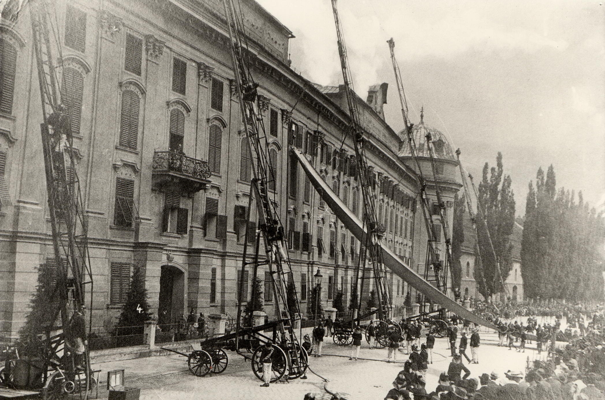 Hier sind die Innsbrucker Feuerwehrmänner bei einer Einsatzübung im Herbst 1919 zu sehen.