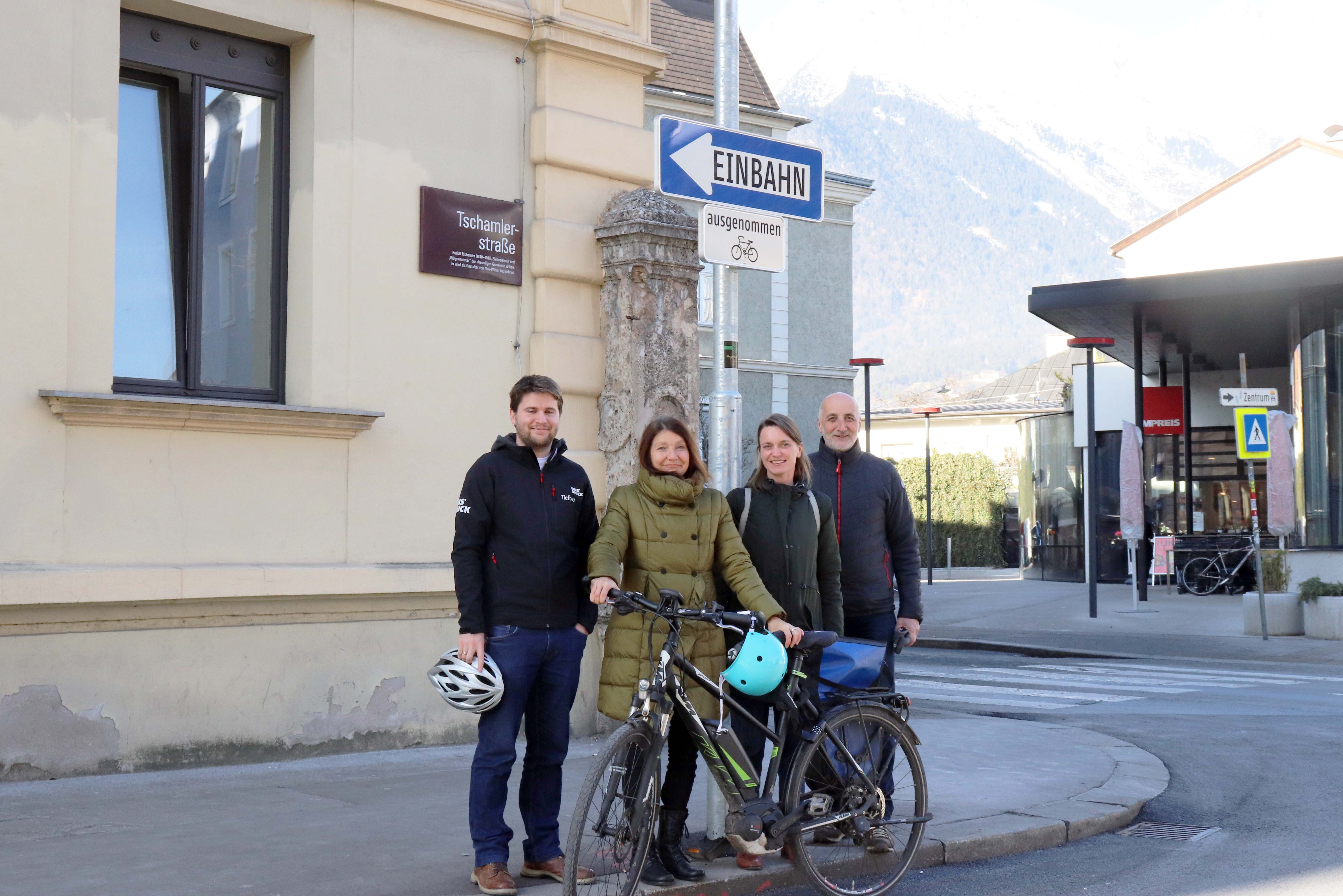 Freuen sich über den wichtigen Lückenschluss (v.l.): Manuel Oberländer (Amt für Tiefbau), Vizebürgermeisterin Uschi Schwarzl sowie Teresa Kallsperger und Christian Schoder (Fuß- und Radkoordination)