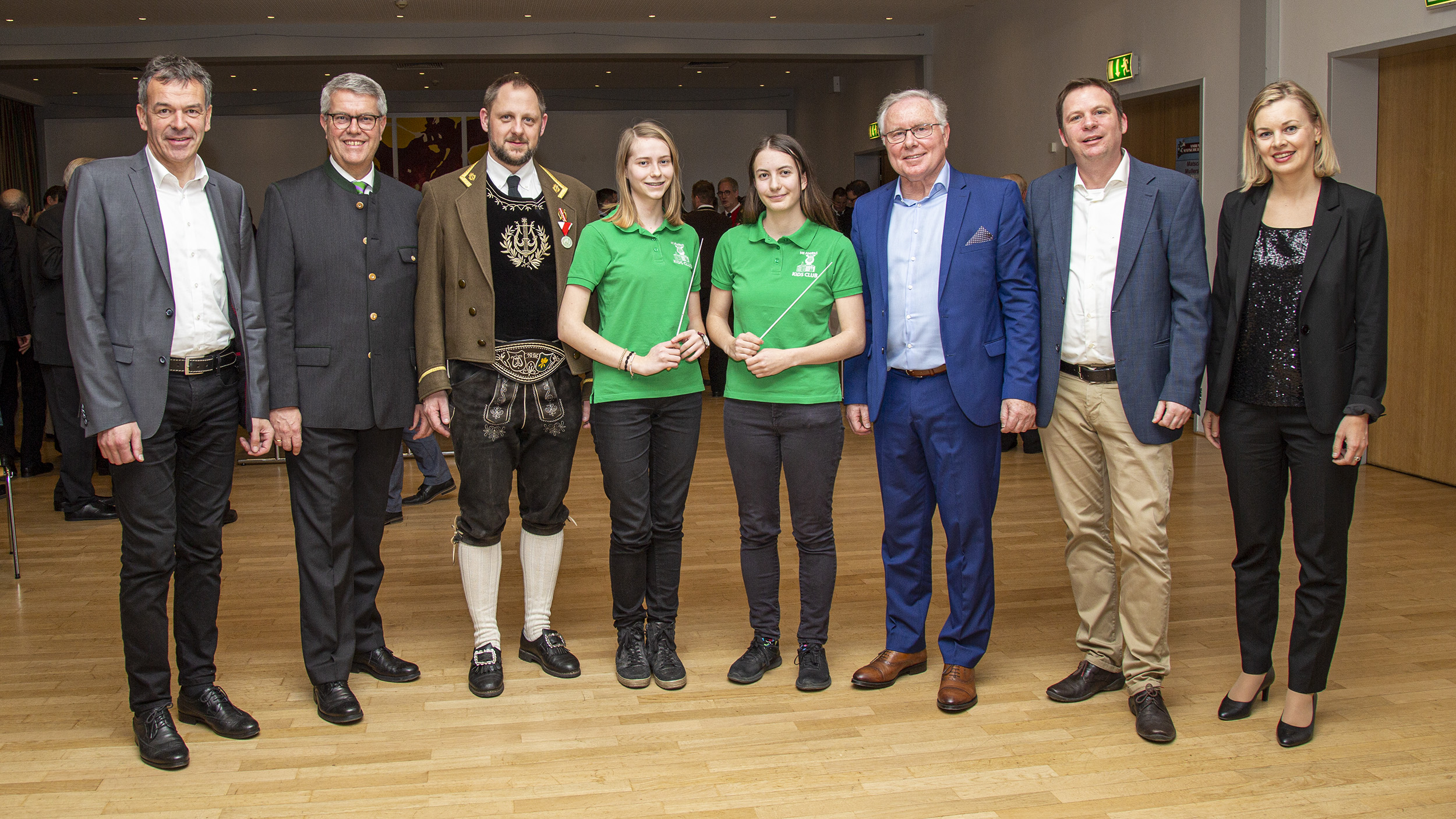 Beim 20. Neujahrsempfang in Amras (v.l.): Bürgermeister Georg Willi, Ferdinand Neu (Obmann der AG Amras), Hannes Haidacher (Obmann MK Amras), Pia Lazari und Franziska Heis (Dirigentinnen Kids Club), Christian Bramböck, Autor Georg Fabjan und Stadträtin Elisabeth Mayr