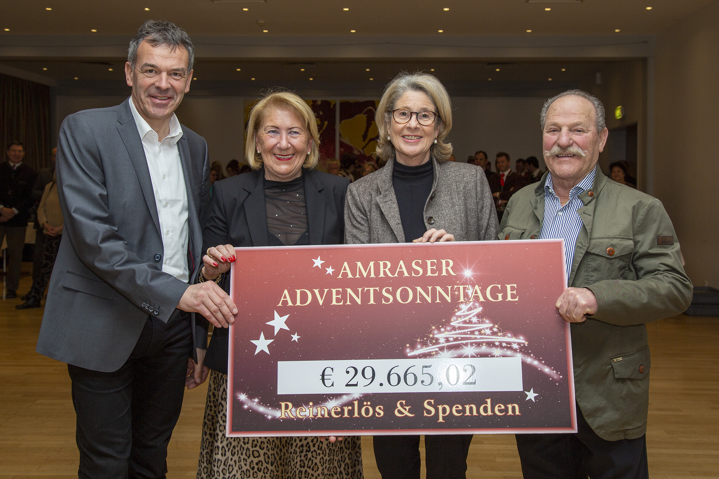 Traudl und Peter Scherkl überreichten einen dicken Spendenscheck an Marina Baldauf, Vorsitzende der Tiroler Hospizgemeinschaft (2. v. r.). Auch Bürgermeister Georg Willi zeigte sich beeindruckt.