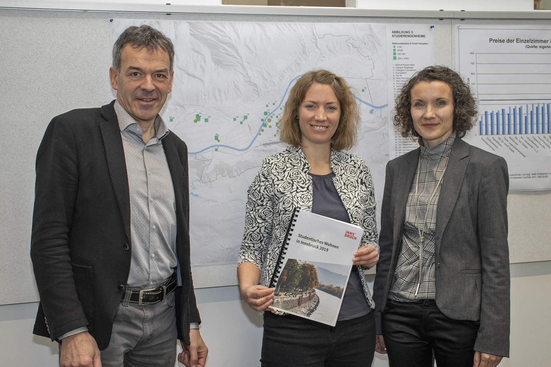 Studentisches Wohnen in Innsbruck: Bürgermeister Georg Willi gab gemeinsam mit Anne Weidner (Referatsleiterin Raumplanung und Stadtentwicklung, re.) und Simone Reimair (Raumplanung und Stadtentwicklung, Mitte) einen aktuellen Überblick.