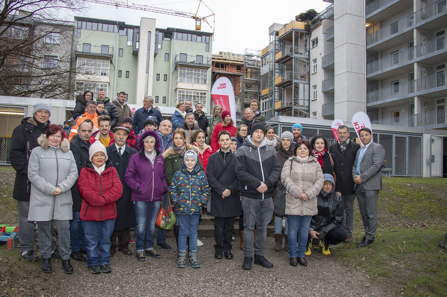 Feierliche Übergabe der Wohnungsschlüssel im Schubert- und Mozartblock: Bürgermeister Georg Willi (2. v. r.), Gemeinderätin Irene Heisz (3. v. r.) und IIG-Geschäftsführer Dr. Franz Danler (r.) gemeinsam mit den neuen MieterInnen.