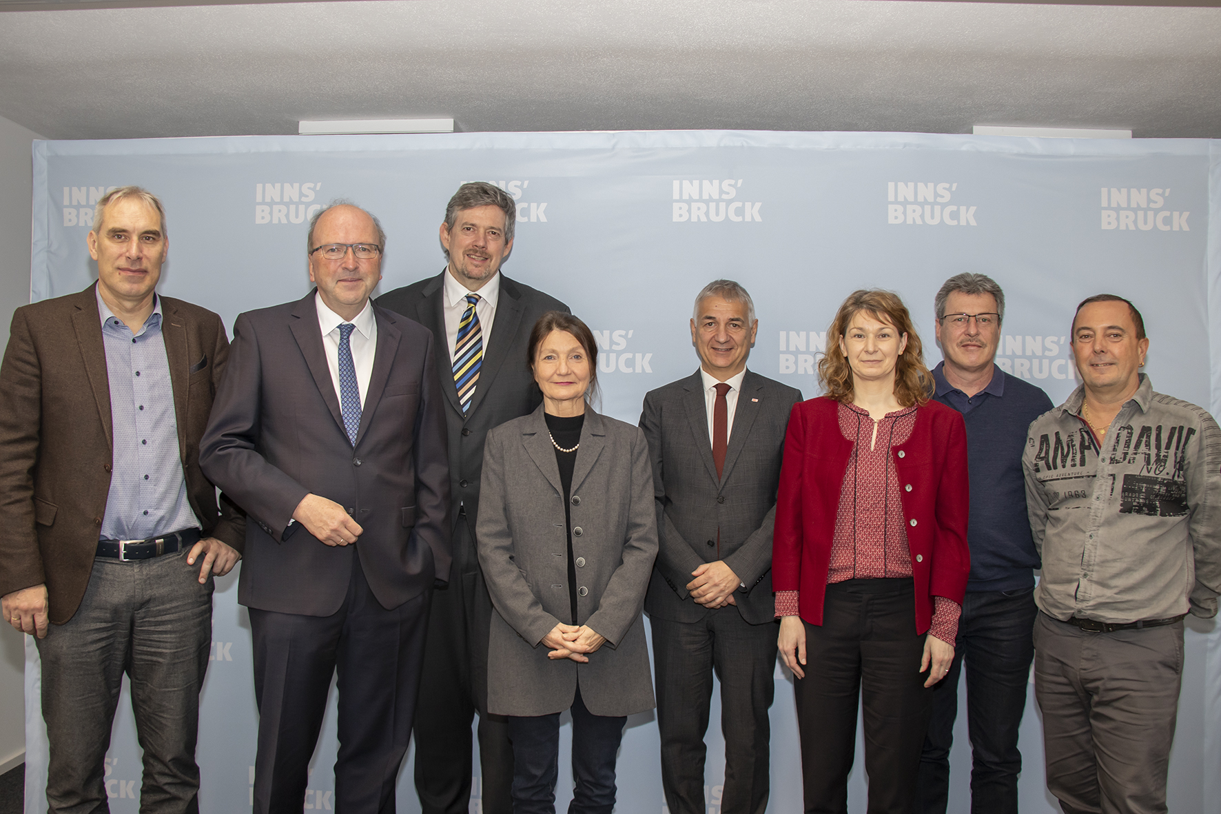 Präsentierten die gemeinsame Baustellenkoordination: (v. l.) Eckart Pichler (Zentrale Technische Planung IKB), IKB-Vorstandsvorsitzender Helmuth Müller, TIGAS-Geschäftsführer Georg Tollinger, Vizebürgermeisterin Uschi Schwarzl, Amtsvorstand Walter Zimmeter (Tiefbau), Baustellenkoordinatorin Martina Gura, Roland Gabl (Bautechnik, Betriebsleiter-Stv. Bahn, IVB) und Hermann Nagiller (Leitung Verkehr, IVB).