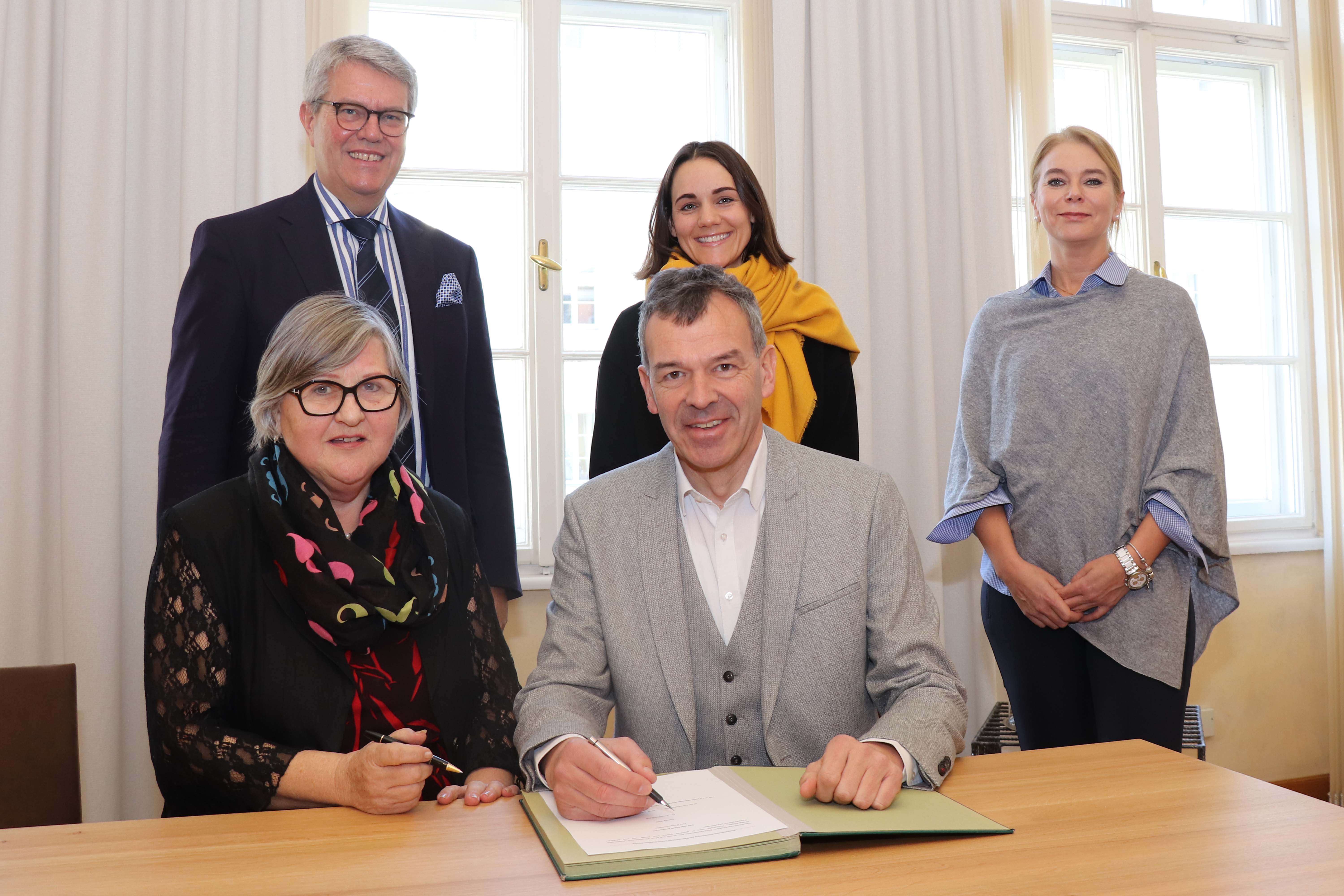 Nach intensiven Verhandlungen haben sich die Stadt Innsbruck und die Versicherungsanstalt öffentlicher Bediensteter, Eisenbahnen und Bergbau (BVAEB) auf einen Kooperationsvertrag geeinigt. Dieser beinhalten Regelungen zur Gesundheitsförderung sowie Gesundheitsprävention. Gemeinsam mit (h.v.l.) Ferdinand Neu (Vorstand Amt für Personalwesen), Stefanie Tiefenbacher (Personalentwicklung), Simone Mende (BVAEB) und (v.v.l.) Marianne Mayr (Direktorin BVAEB, Landesstelle Tirol) unterzeichnete Bürgermeister Georg Willi den Vertrag. Durch die Kooperation mit der BVAEB steht diese der Stadt Innsbruck zukünftig als kompetenter Ansprechpartner in Gesundheitsfragen zur Verfügung.