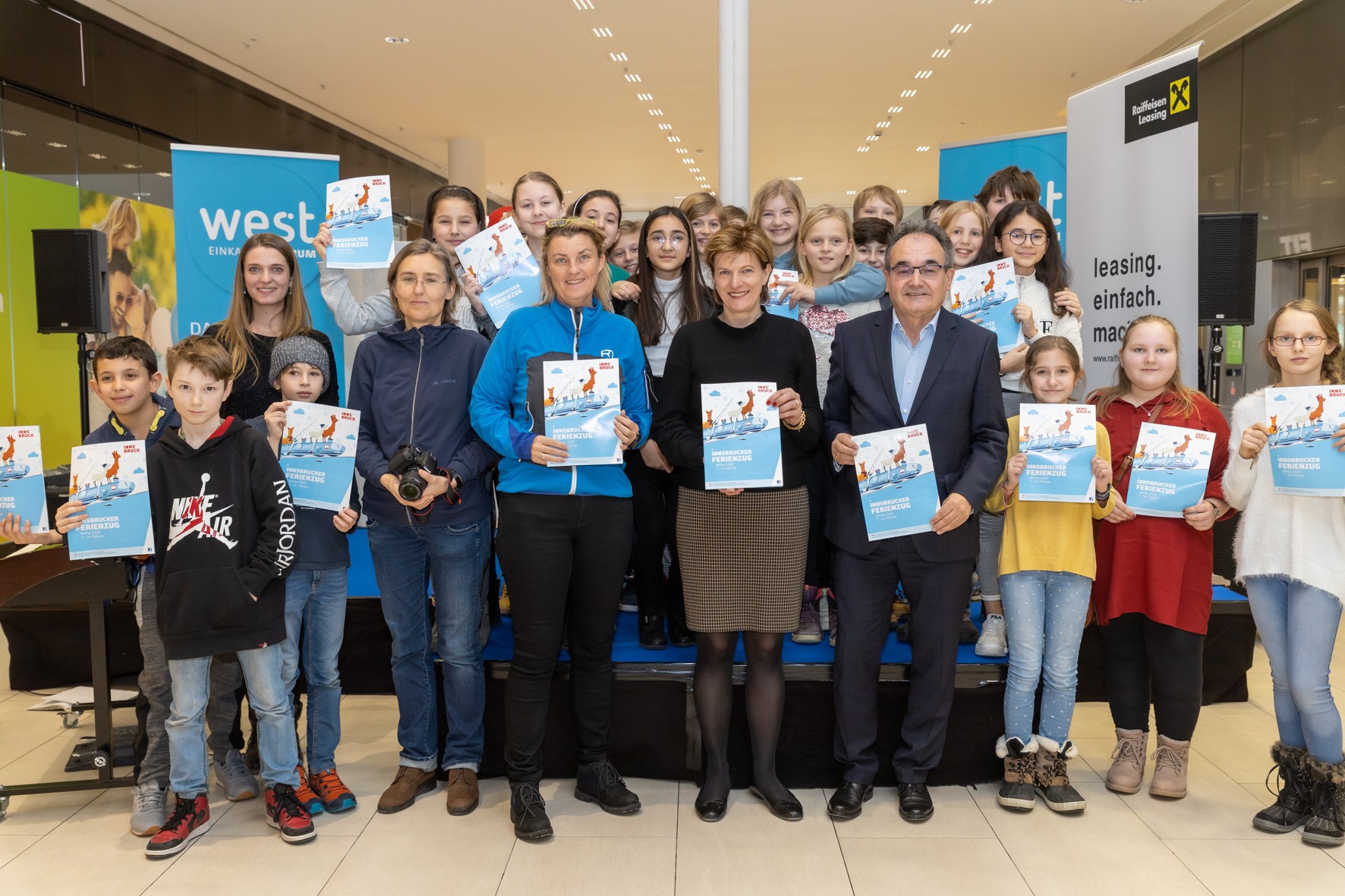 Mit einem großen Familienfest fand im Einkaufszentrum "west" in der Höttinger Au zum fünften Mal der offizielle Auftakt für den Semester-Ferienzug der Stadt Innsbruck statt. Die SchülerInnen des BRG in der Au sorgten am Vormittag mit einer musikalischen Darbietung für einen schwungvollen Startschuss. Im Anschluss läuteten Stadträtin Christine Oppitz-Plörer (Bildmitte), Monika Dlaska vom BRG (4.v.l.), Ferienzug-"Mama" Birgit Ginter (5.v.l.) sowie Karl Weingrill, "west"-Center-Manager und Eigentümervertreter der Raiffeisen-Leasing (4.v.r.), den Semester-Ferienzug 2020 offiziell ein.