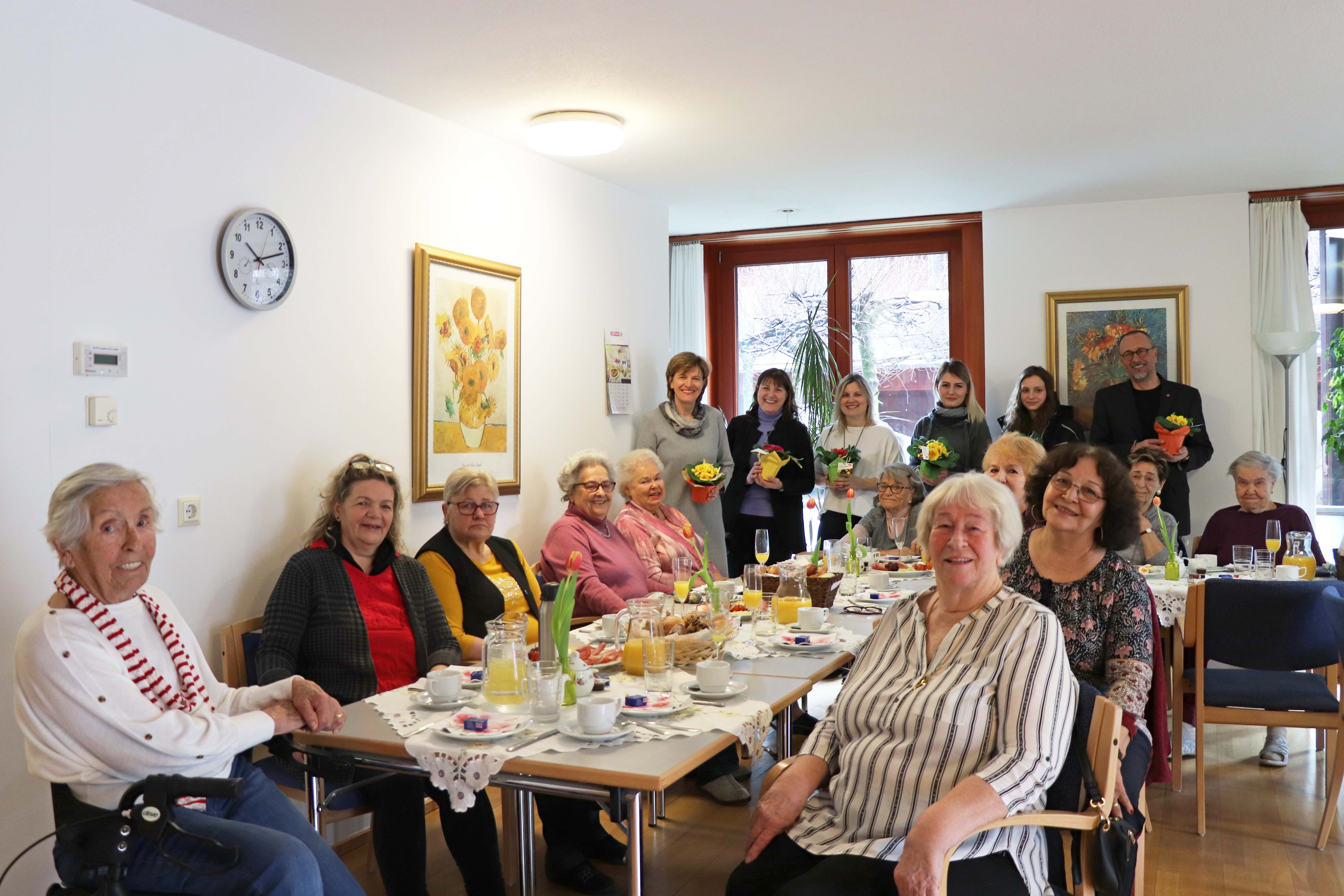 In der Seniorenwohnanlage Hötting West verbrachten die Bewohnerinnen gemeinsam mit Stadträtin Christine Oppitz-Plörer (hinten l.) sowie Anja Lener (hinten 3. v. l.), Leiterin der Seniorenwohnanlage Hötting West, und Christine Kurz (Bereichsleitung der Seniorenwohnanlagen, ISD, hinten 2. v. l.) einen geselligen Vormittag.