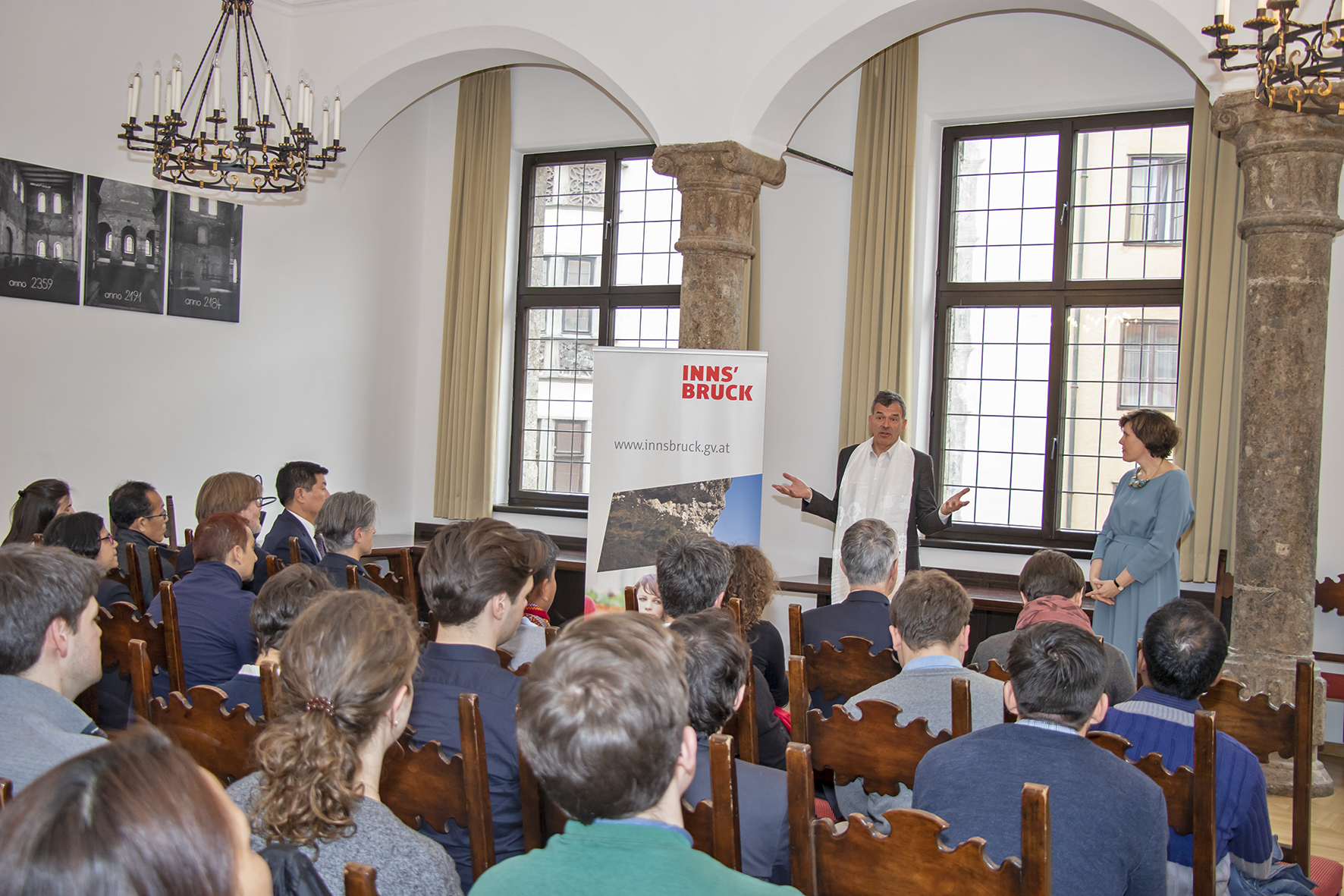 Vom 17 bis 28. Februar 2020 findet die eflte Winter School on Federalism and Governance statt, die vom Institut für Öffentliches Recht, Staats- und Verwaltungslehre und vom Institut für Politikwissenschaft der Universität Innsbruck in Zusammenarbeit mit dem Institut für Vergleichende Föderalismusforschung von Eurac Research/Bozen seit 2010 jährlich organisiert wird. Die kommende Ausgabe des Weiterbildungsprogramms setzt sich mit dem Schwerpunktthema „Federalism and Language“ auseinander. Wie jedes Jahr, findet das Programm eine Woche in Innsbruck und eine Woche in Bozen statt. Zielgruppe sind bis zu 30 hochqualifizierte postgradual Studierende, JungakademikerInnen, NachwuchsforscherInnen oder Personen aus aller Welt, die Föderalismus praktisch anwenden und umsetzen. Bürgermeister Georg Willi begrüßte die Gäste im Historischen Bürgersaal. Am Eröffnungstag wird der Ministerpräsident der tibetischen Exilregierung, Dr. Lobsang Sangay, zu Gast sein und eine Vorlesung halten. Zuvor gab es einen informativen Austausch zwischen dem tibetischen Ministerpräsidenten, Innsbrucks Stadtoberhaupt sowie den VertreterInnen der Universität.