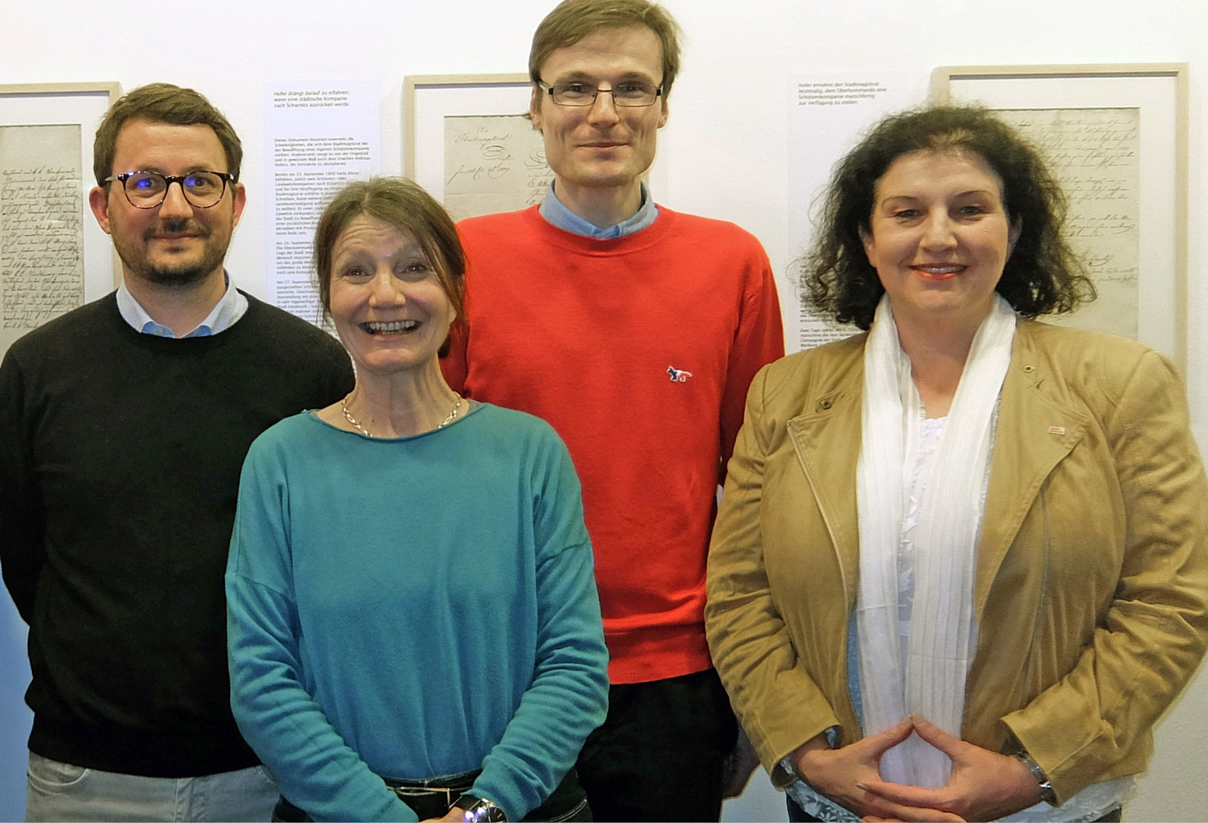 Über ein großes Interesse bei der Ausstellungseröffnung freuten sich (v.l.): Kurator Andreas Oberhofer (Stadtarchiv Bruneck), Vizebürgermeisterin Uschi Schwarzl, Kurator Matthias Egger (Stadtarchiv/Stadtmuseum Innsbruck) und Gemeinderätin Irene Heisz.