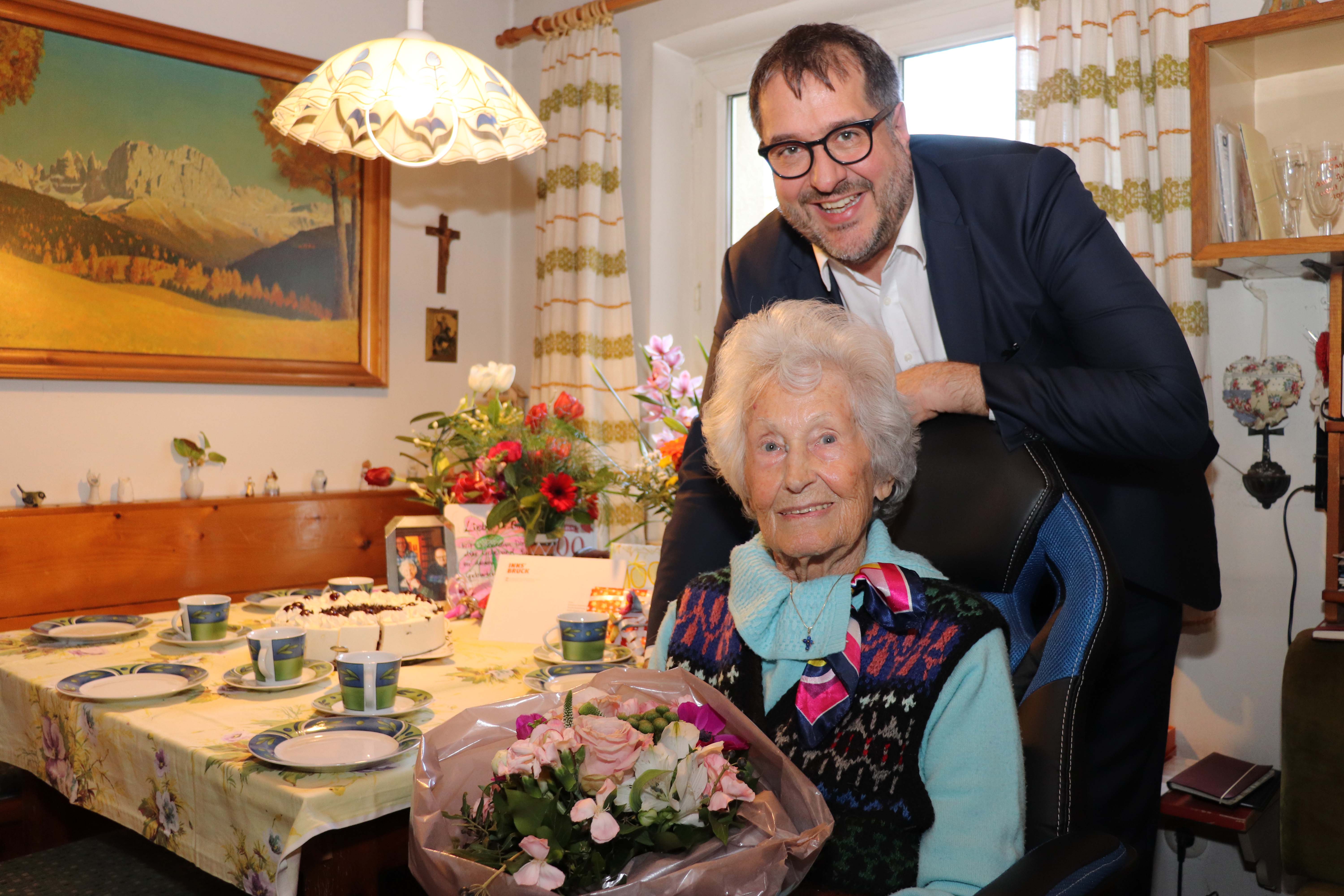 Vizebürgermeister Franz X. Gruber überreichte Johanna Goldmann zum hundertsten Geburtstag einen bunten Blumenstrauß.