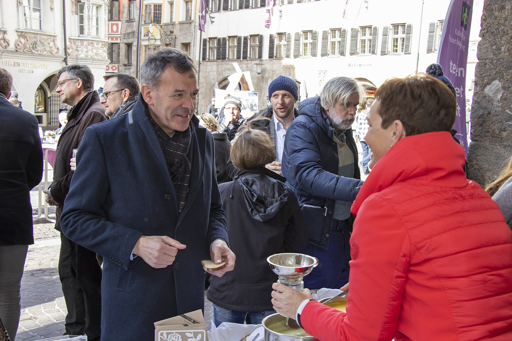 Die Aktion „Familienfasttag 2020“ der Katholischen Frauenbewegung lud traditionsgemäß am Aschermittwoch zum Fastensuppenessen beim Innsbrucker Stadtturm ein. Diese Benefizveranstaltung ist mittlerweile ein Fixpunkt für viele Besucherinnen und Besucher, darunter zahlreiche Vertreter aus Kirche, Politik und Wirtschaft.  Seit fast 60 Jahren ruft die Katholische Frauenbewegung zum Familienfasttag auf. Beim Fastensuppenessen in der 40-tägigen Fastenzeit vor Ostern werden österreichweit Spenden für rund 100 Projekte gesammelt. Es geht darum, statt einer großen Mahlzeit nur eine Suppe zu essen und das dabei gesparte Geld zu spenden. Auch Innsbrucks Bürgermeister Georg Willi unterstütze das Projekt mit seinem Kommen.