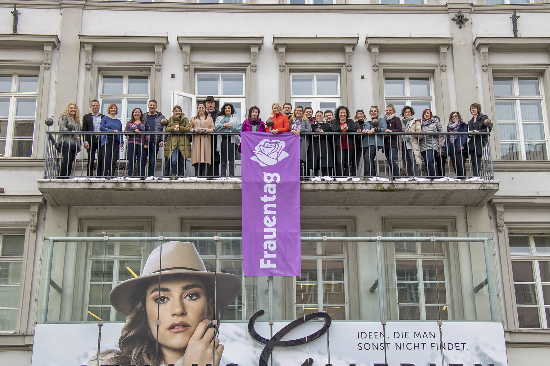 Bürgermeister Georg Willi (2. v. l.), Vizebürgermeisterin Uschi Schwarzl (6. v. l.), Frauenstadträtin Elisabeth Mayr (Bildmitte), VertreterInnen des Gemeinderates, der Stadtverwaltung sowie verschiedener Frauenorganisationen hissten gemeinsam mit Referatsleiterin Uschi Klee (10. v. l.) die Fahne am Innsbrucker Rathaus. © IKM/Freinhofer