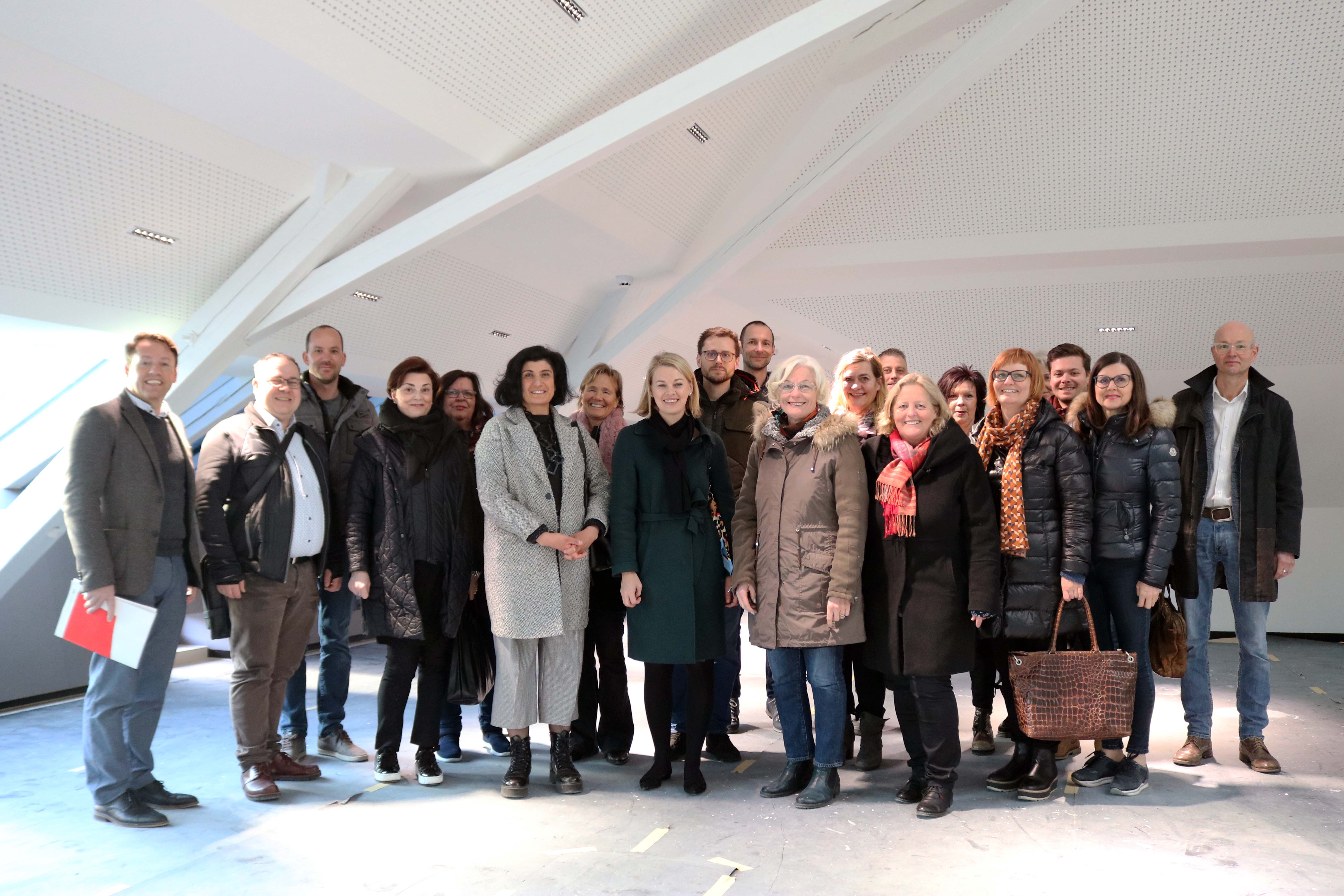 Gemeinsam mit dem Bildungsausschuss lud Stadträtin Elisabeth Mayr (M.) alle GemeinderätInnen zum Rundgang und zur Besichtigung der Baustelle am Bildungscampus Wilten. Das Team rund um Franz Danler, Geschäftsführer der Innsbrucker Immobiliengesellschaft (IIG; l.) sowie die beiden Direktorinnen Gerlinde Wright (1. Reihe, r.) und Hildegund Czernin (1. Reihe, 2. v. r.) führten durch das Haus.