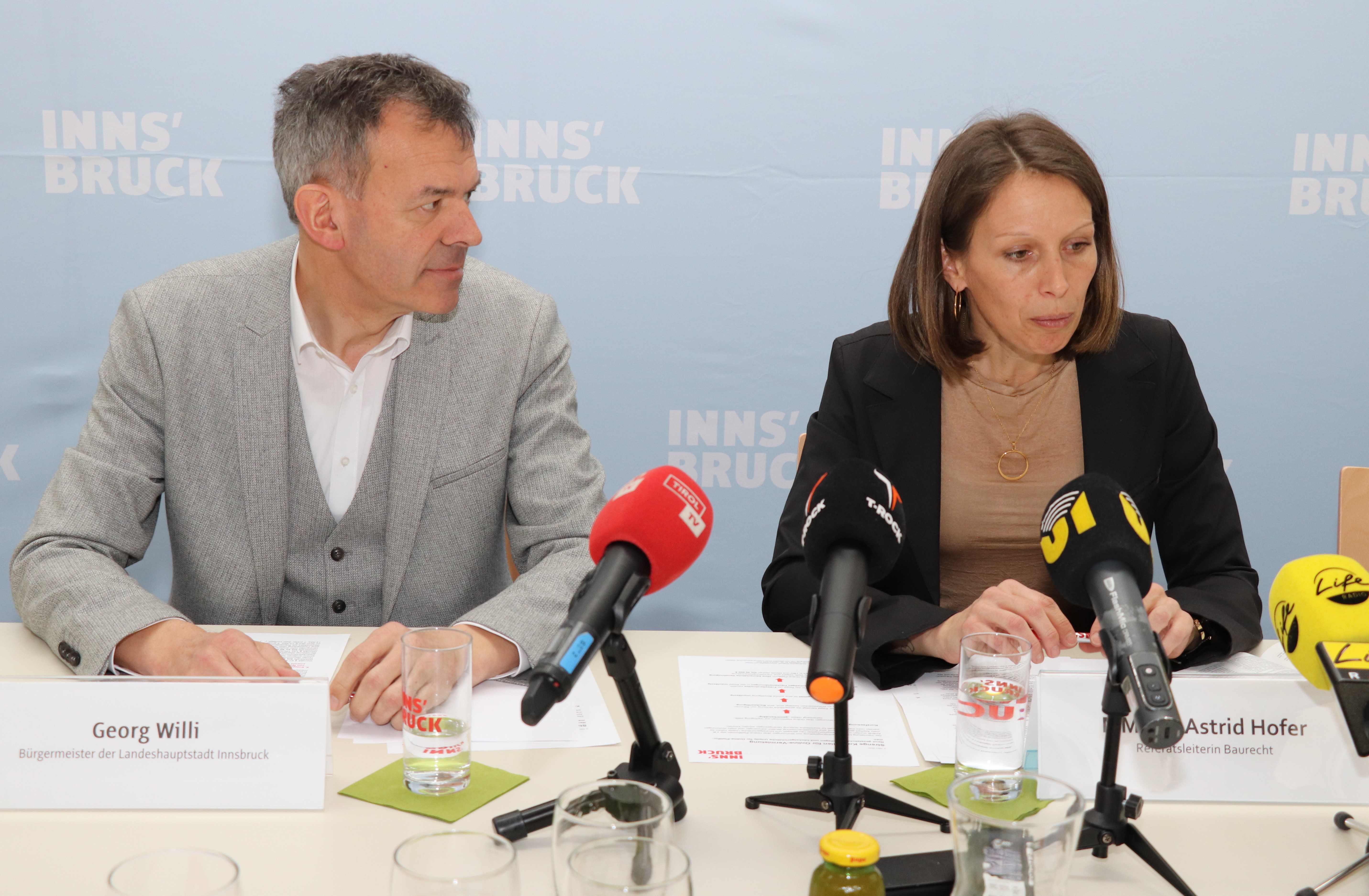 Bürgermeister Georg Willi und Referatsleiterin Astrid Hofer präsentieren Einzelheiten zu den angekündigten, strengen Kontrollen für Online-Vermietung.