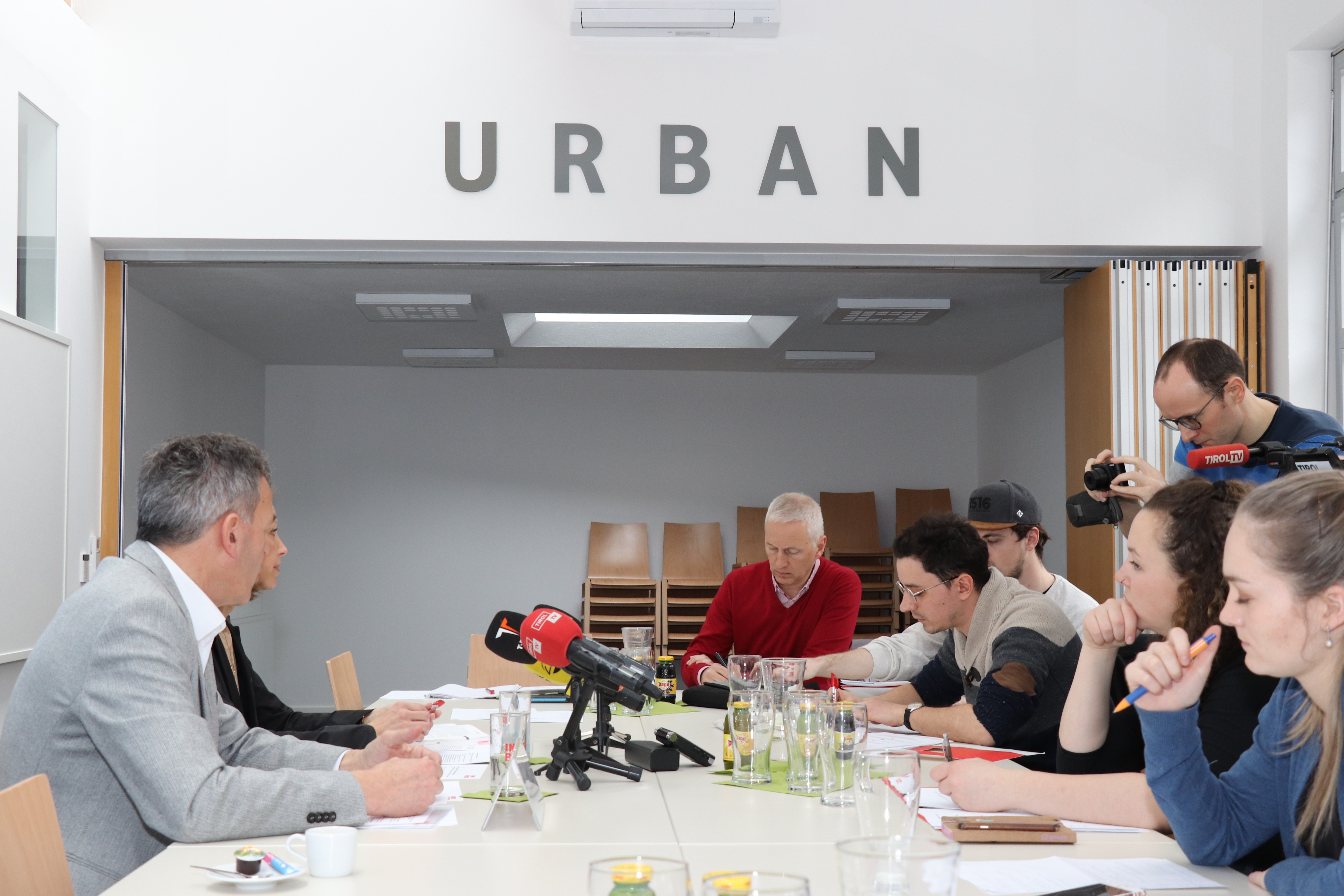 Großer Medienandrang bei der Pressekonferenz des Bürgermeisters.