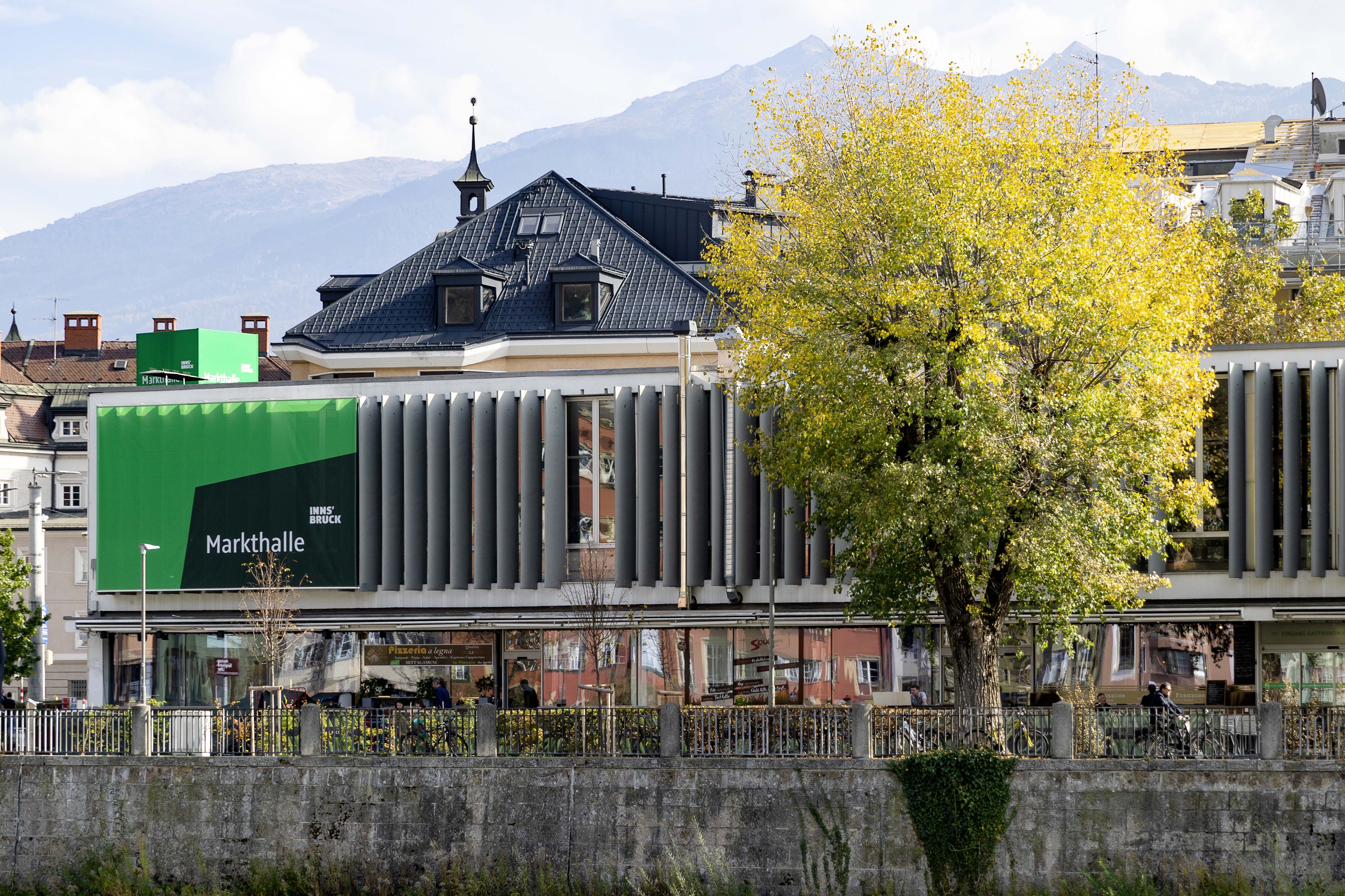Ein Haus weiter an der Ostseite der Markthallengarage (BOE Garage, Herzog-Siegmund-Ufer 5) entsteht die "Wall of Kindness".