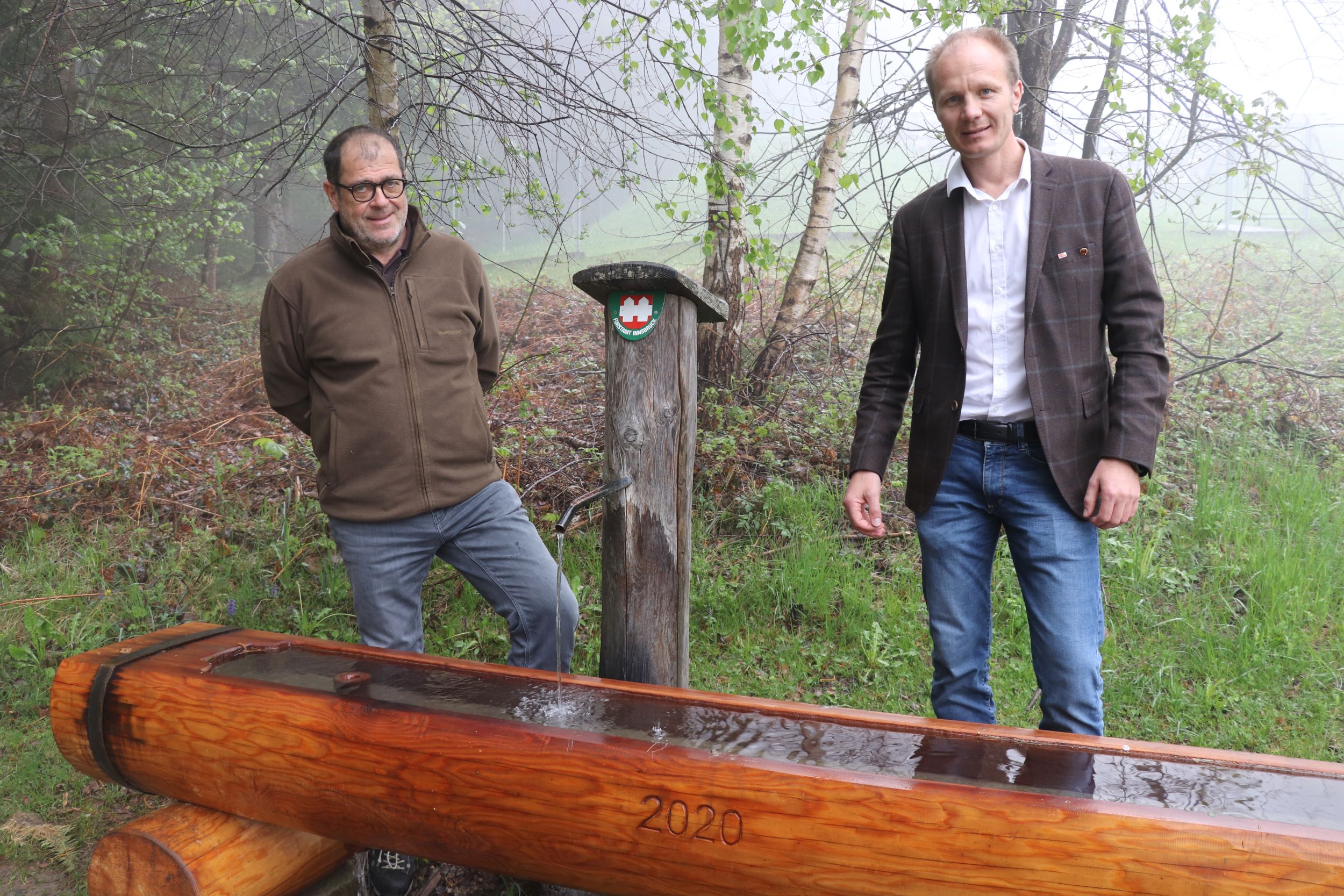 Vizebürgermeister Johannes Anzengruber und Amtsvorstand Andreas Wildauer beim neu errichteten Brunnen Taubental oberhalb der Hungerburg.
