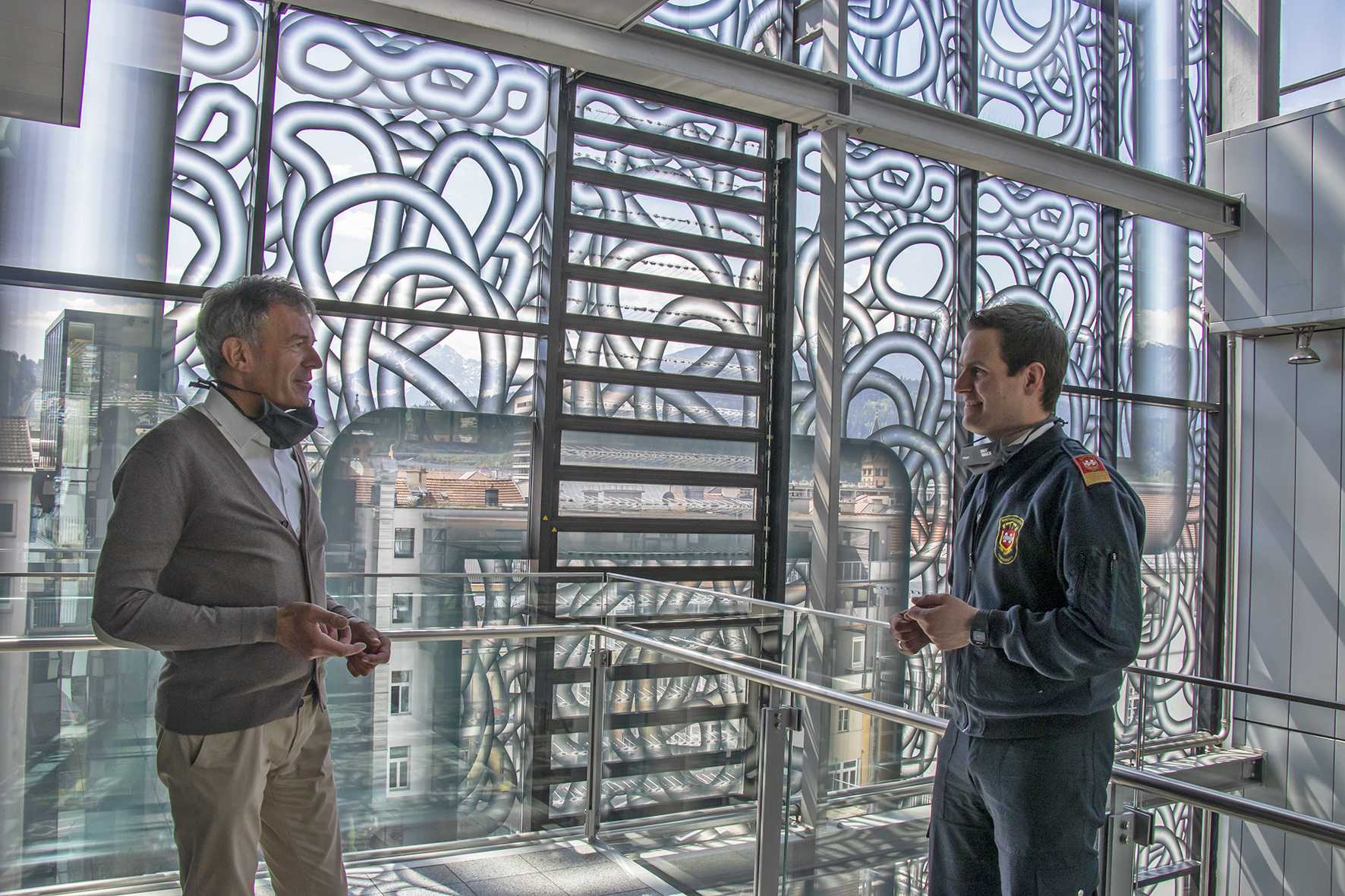 Stabsarbeit im Lagezentrum Magistrat: Bürgermeister Georg Willi im Gespräch mit Branddirektor Helmut Hager