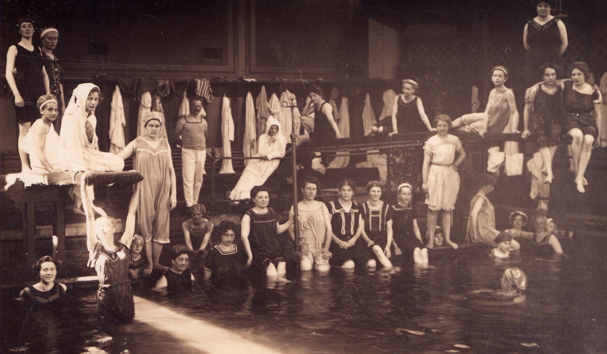 Ein Blick in das Innere der Schwimmschule in der Höttinger Au um 1910.