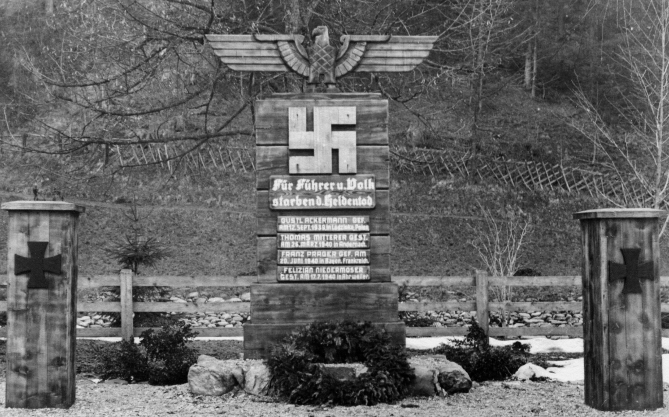 NS-Heldenehrung. Provisorisches Kriegerdenkmal in Fieberbrunn