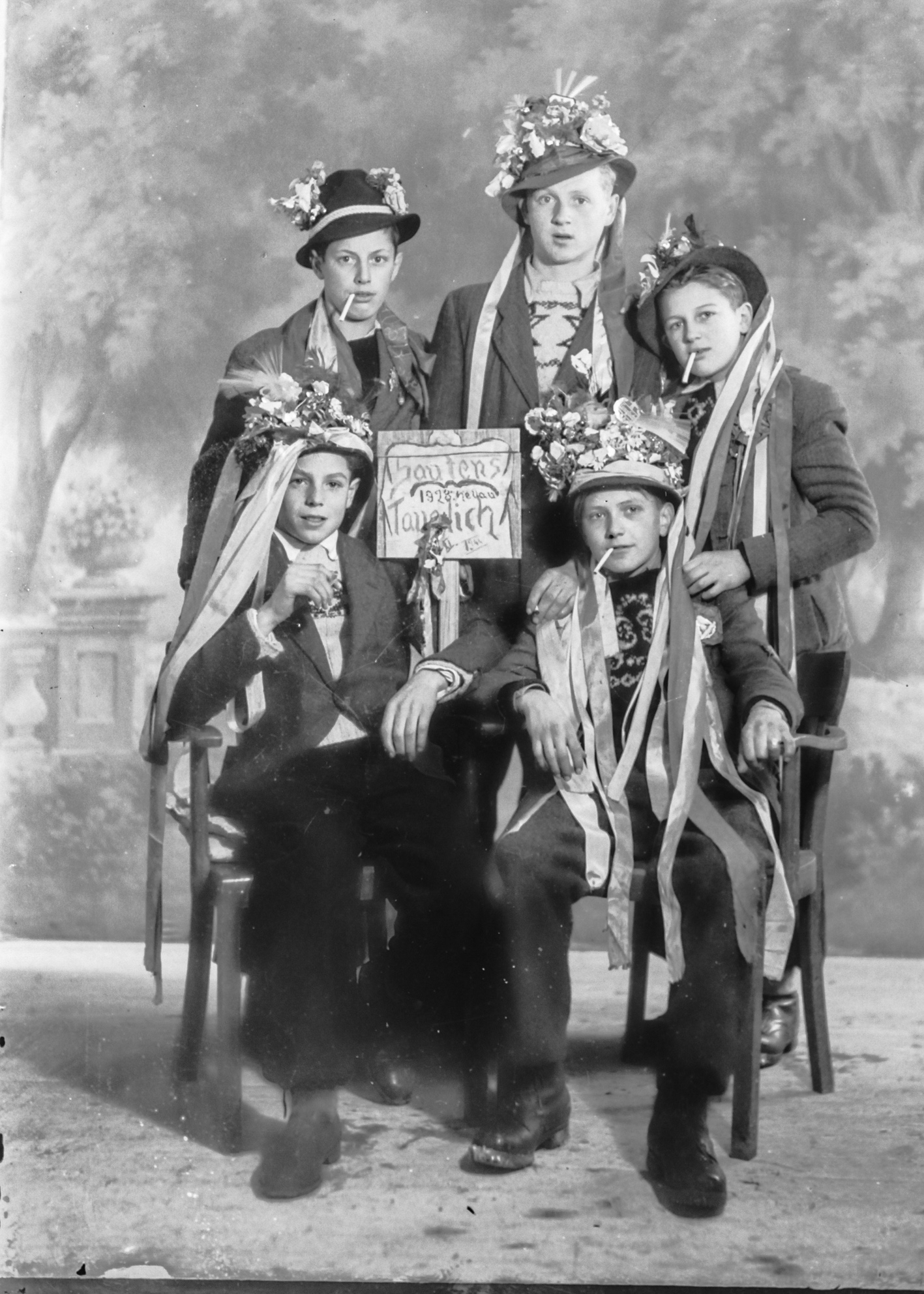 Das letzte Aufgebot, 18.11.1944. Unbekümmert präsentieren sich die 16-Jährigen aus Sautens vor ihrem Kriegseinsatz.