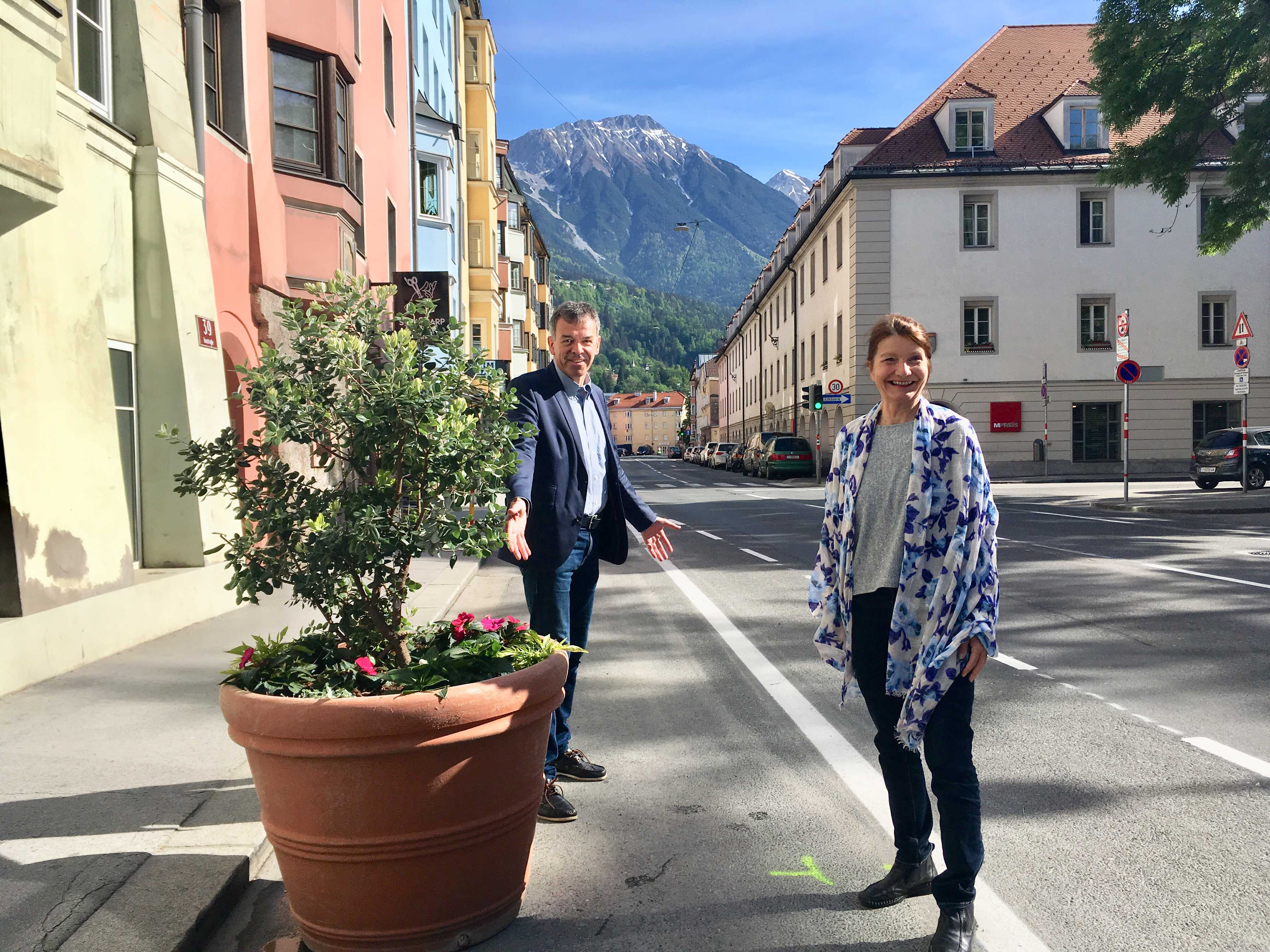 In St. Nikolaus entsteht mehr Platz für FußgängerInnen, wie Bürgermeister Georg Willi und Vizebürgermeisterin Uschi Schwarzl zeigen.