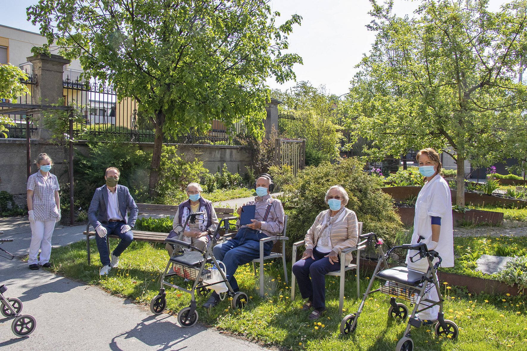 In den Innsbrucker Wohn- und Pflegeheimen ist die Stimmung trotz Covid19 gut. Im Wohnheim Saggen wurde zum Beispiel oft zu digitalen Mitteln in der Kommunikation mit Verwandten gegriffen. Seit vergangener Woche können unter Einhaltung der Sicherheitsmaßnahmen auch wieder Besuche stattfinden.