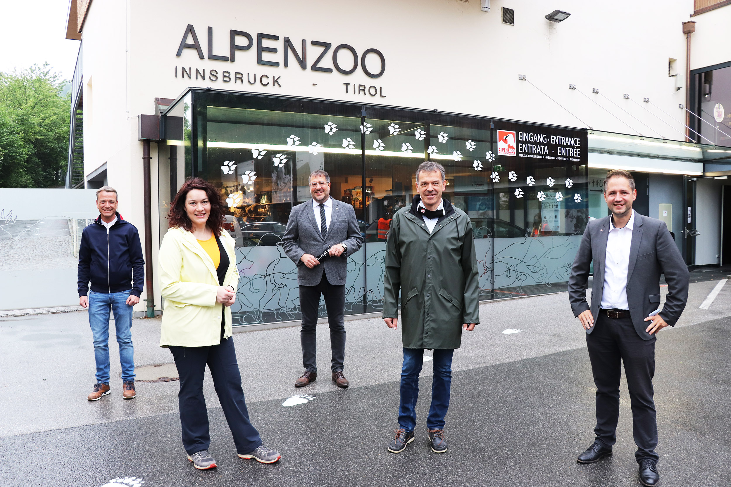 Nach 62 Tagen Corona-Sperre ist der Alpenzoo Innsbruck endlich wieder für BesucherInnen geöffnet. Diesen erfreulichen Anlass nutzte Bürgermeister Georg Willi zu einem Besuch. Zoodirektor André Stadler informierte ihn dabei über die Vorkehrungen des Alpenzoos, um für die Gäste einen sicheren Besuch zu ermöglichen. An Spitzentagen zählt der Alpenzoo bis zu 2.500 BesucherInnen täglich. Rund 2.000 Tiere und 150 verschiedene Arten werden in naturnah gestalteten Gehegen, Aquarien und Terrarien gepflegt. Der Alpenzoo ist damit weltweit einzigartig.