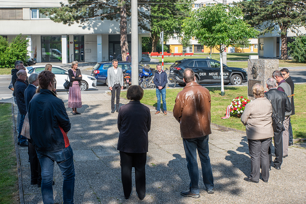 Am 30. Mai 2020 wurde am Denkmal von Pfarrer Otto Neururer im Olympiapark an Tod, Leben und Wirken des 1996 selig gesprochenen ehemaligen Pfarrers von Götzens mit einer feierlichen Kranzniederlegung gedacht.

"Ein Vorbild an Menschlichkeit", war laut Bürgermeister Georg Willi Otto Neururer: "Jemand von dem wir Nächstenliebe und Zivilcourage lernen können. Das ist auch heute wichtig: Nicht einfach mit dem Strom zu schwimmen, sondern zu seiner Verantwortung als Mensch, gegenüber seinen Mitmenschen, gegenüber der Menschheit zu stehen und diese auch von seinen Mitmenschen einzufordern."

Pfarrökonom Dr. Lorand Verres, Bürgermeister Georg Willi, GR Christoph Kaufmann und Pfarrer Andreas Tausch erinnerten am 80. Todestag Neururers gemeinsam mit  VertreterInnen der Vereine und Institutionen im Olympischen Dorf (VNO) an diese "Lichtgestalt in düsterer Zeit".